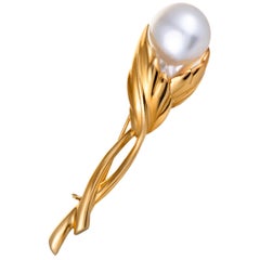 18 Karat Yellow Gold White Baroque Pearl Flower Brooch
