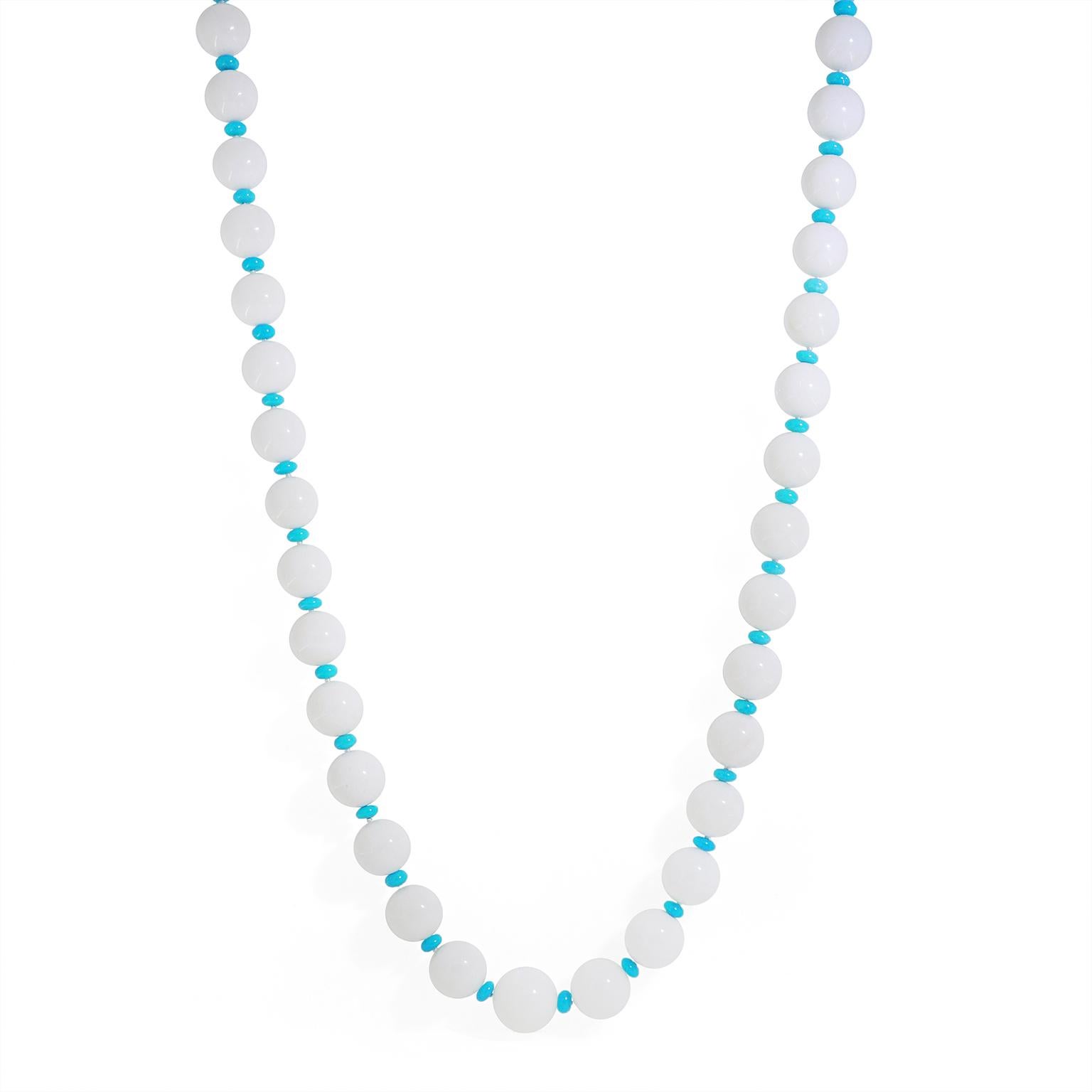 Les billes de turquoise apportent un accent doux aux perles de corail blanc sculptées de ce collier de perles. Des globes gradués de corail blanc tournent avec une seule perle turquoise entre les deux, affichant sa précieuse nuance bleu-vert. Le