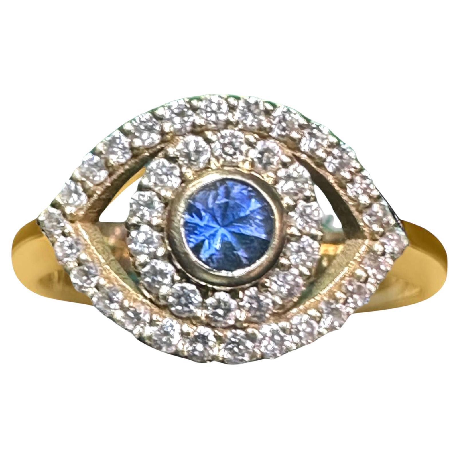 Ring aus Gold mit weißen Diamanten, blauem Saphir und Evil Eye, auf Lager und auf Lager