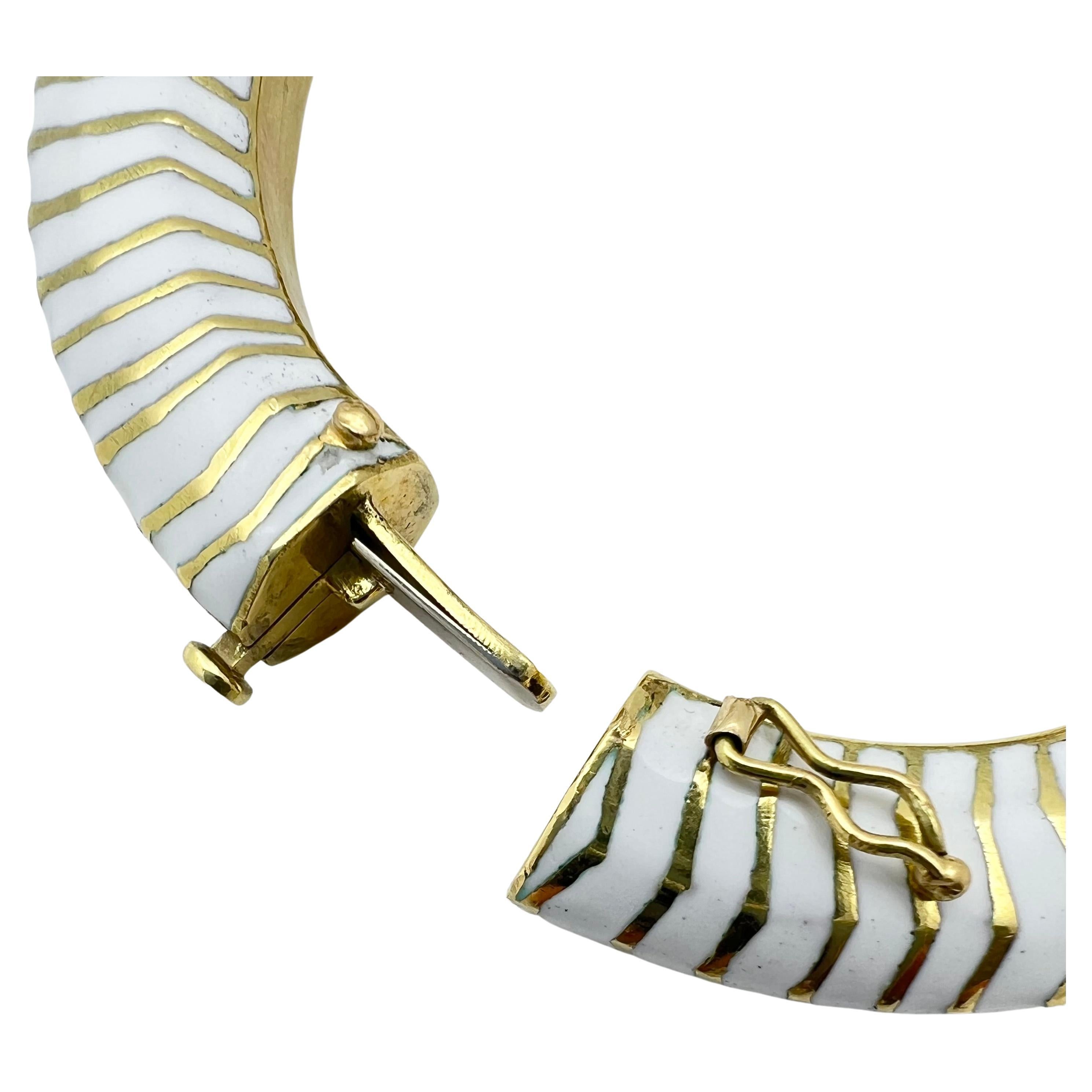 Bracciale Cavallo in oro giallo 18k con smalto bianco e diamanti In condizioni buone in vendita a Palm Beach, FL