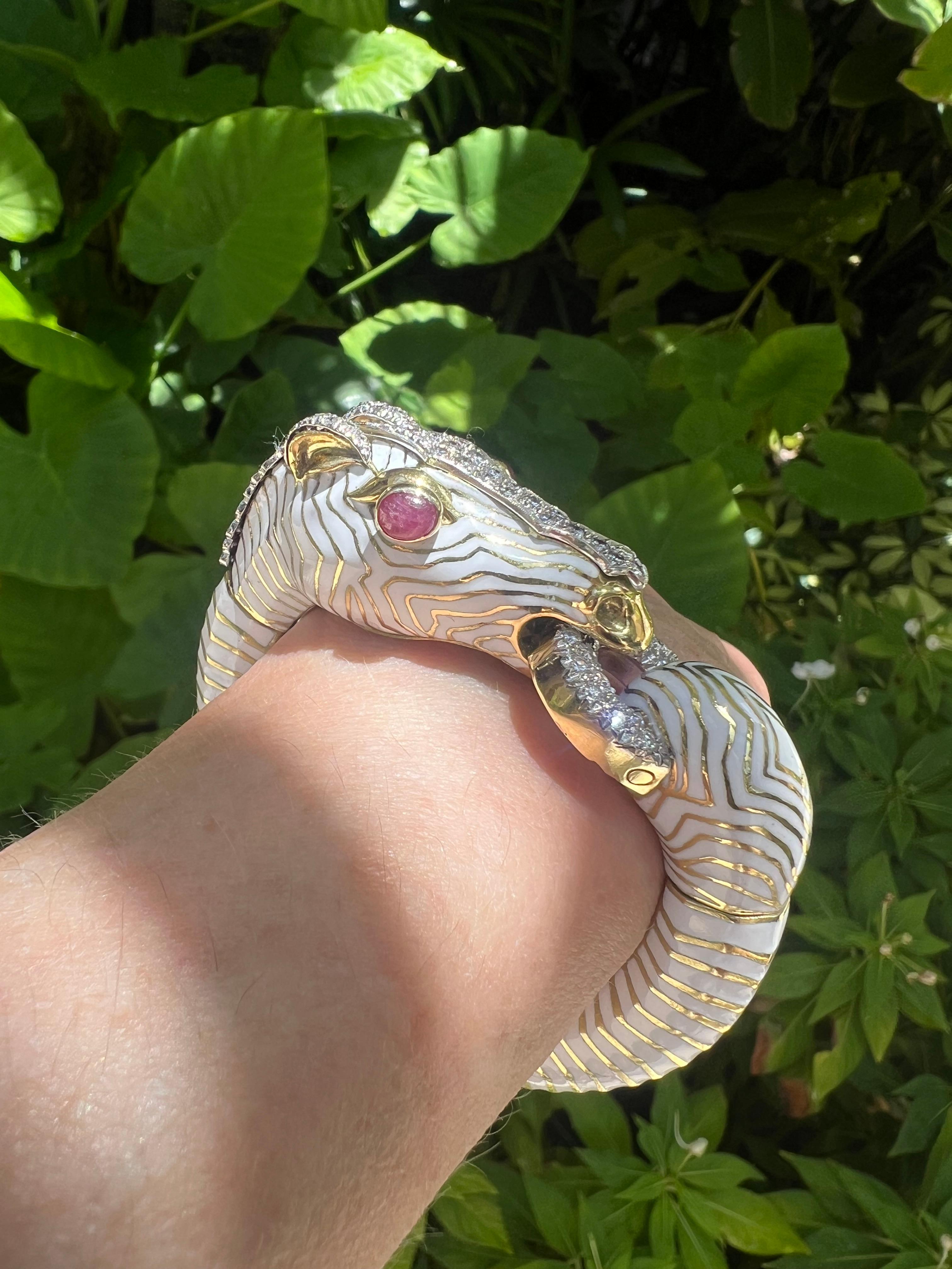 Bracciale Cavallo in oro giallo 18k con smalto bianco e diamanti in vendita 3