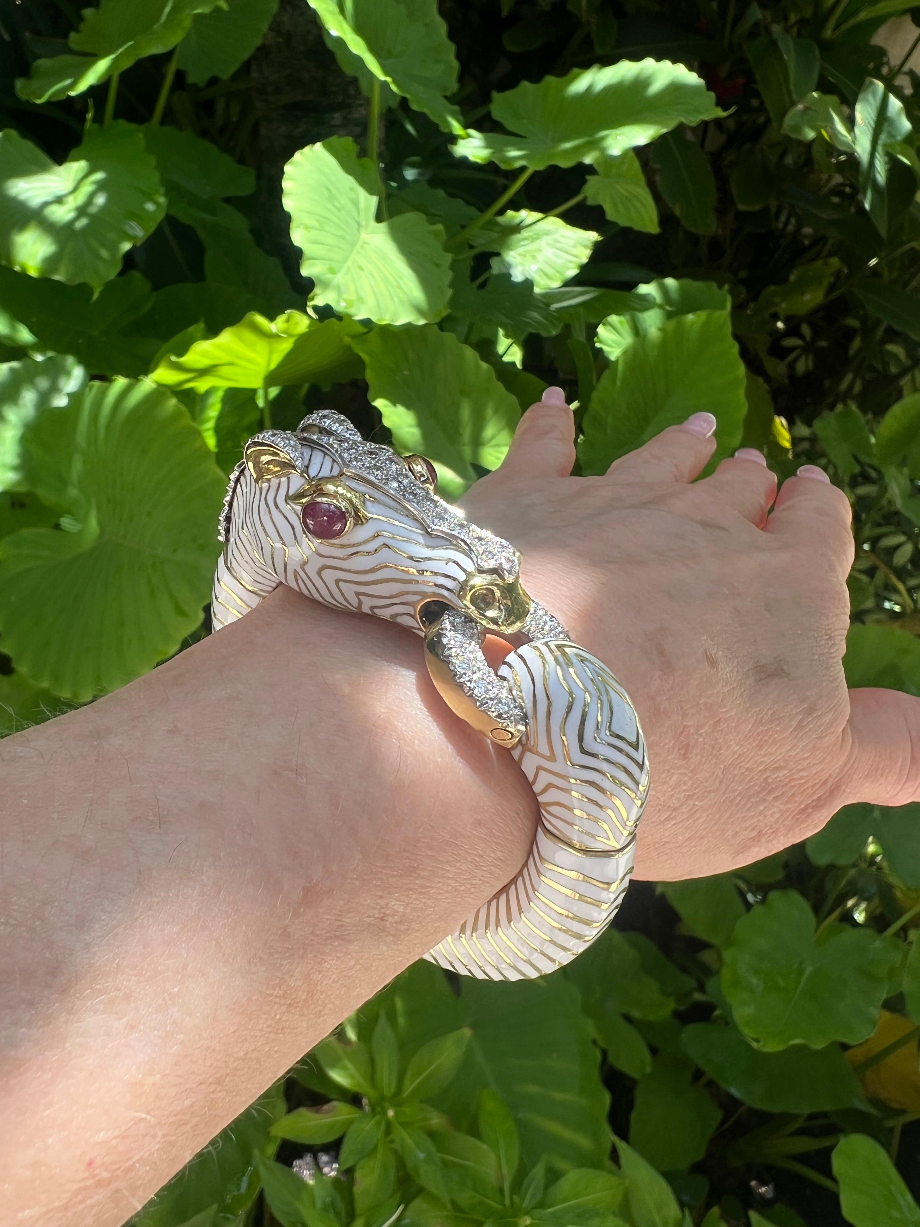 Bracciale Cavallo in oro giallo 18k con smalto bianco e diamanti in vendita 4