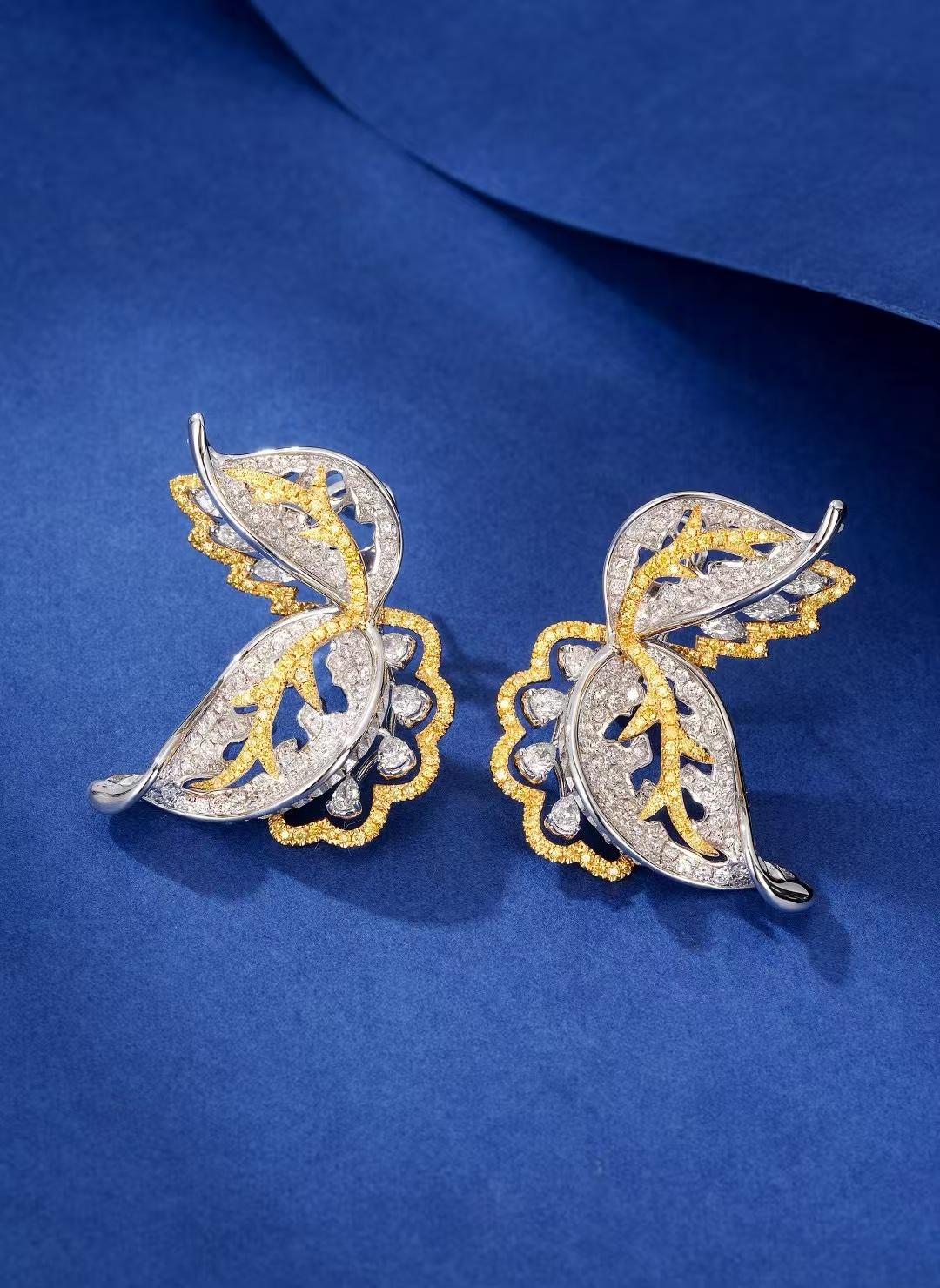 Taille ronde Boucles d'oreilles papillon en or jaune 18 carats et or blanc avec diamants de 8,508 carats en vente