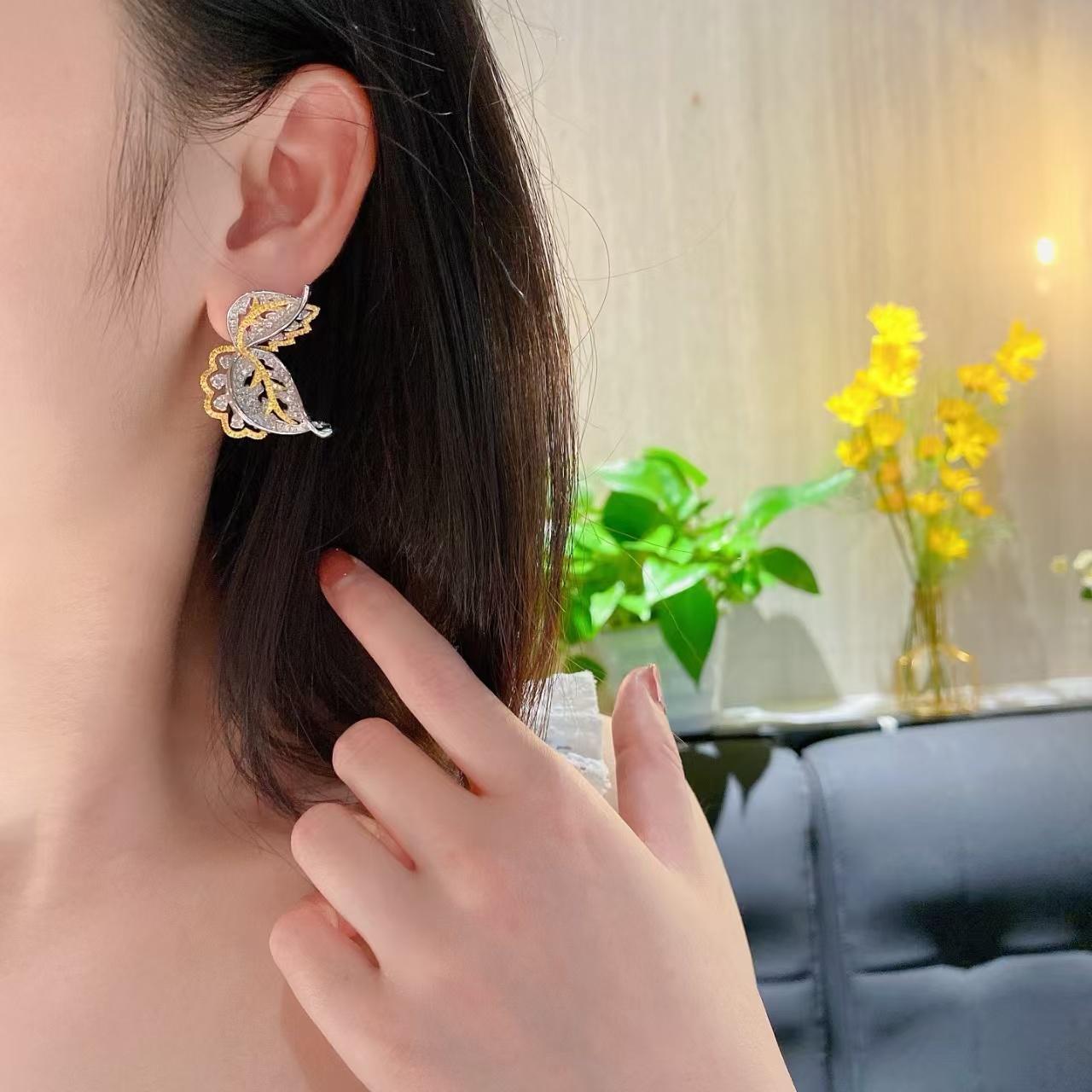 Boucles d'oreilles papillon en or jaune 18 carats et or blanc avec diamants de 8,508 carats Neuf - En vente à Kowloon, HK