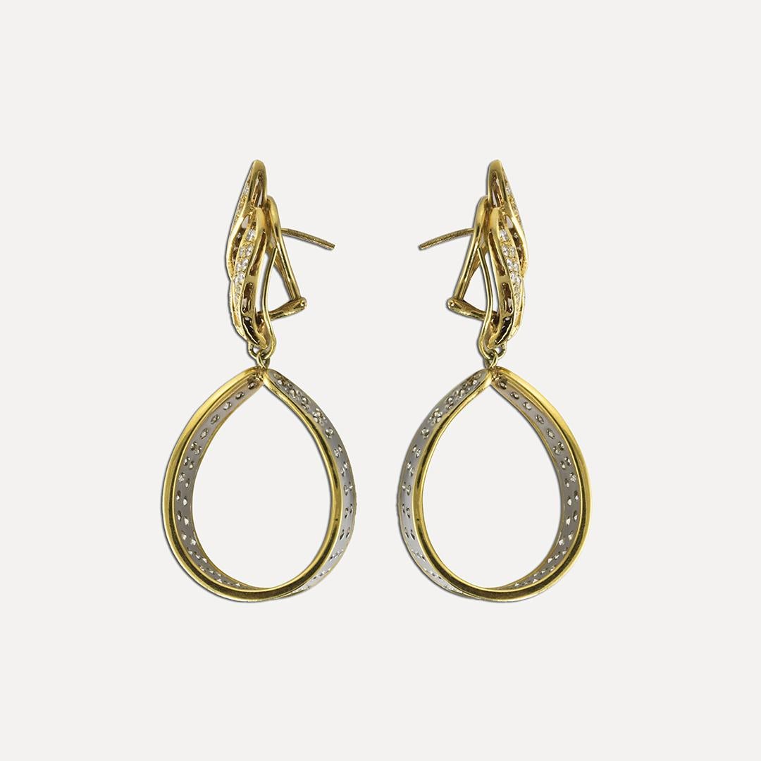 Orecchini pendenti con diamanti in oro giallo e bianco 18k.
Test del 74.5% di oro con un analizzatore di metalli XRF.
Il peso lordo è di 21,3 grammi.
I diamanti sono tagli tondi brillanti, 3,00 carati totali, colore da G a H, purezza da Vs a Si.
Gli