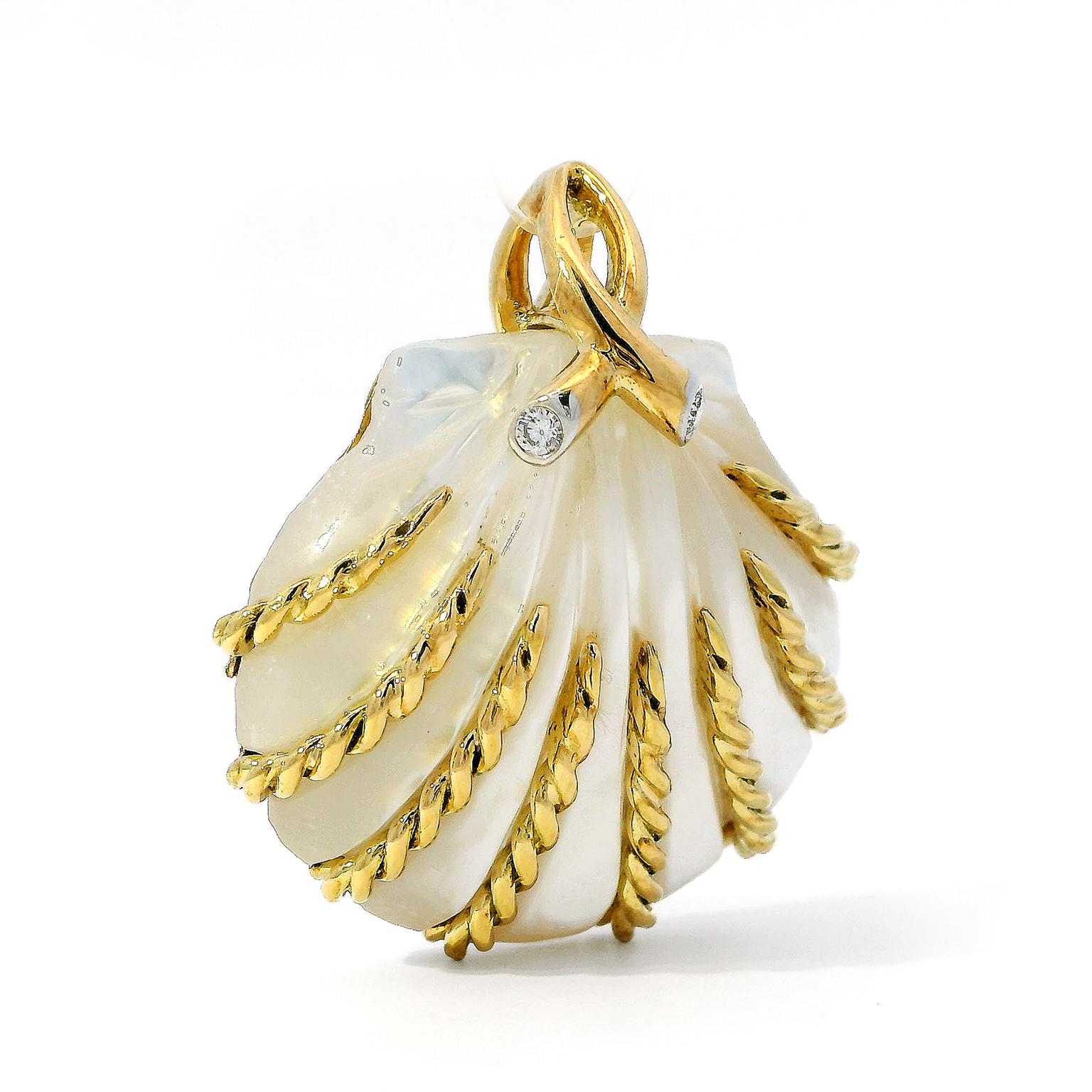 La madreperla bianca illustra la bellezza di una conchiglia. Intagliato a mano in una conchiglia a smerlo, il dettaglio include creste strutturate per una resa realistica. Le trecce in oro giallo 18k ornano le creste per dare definizione e