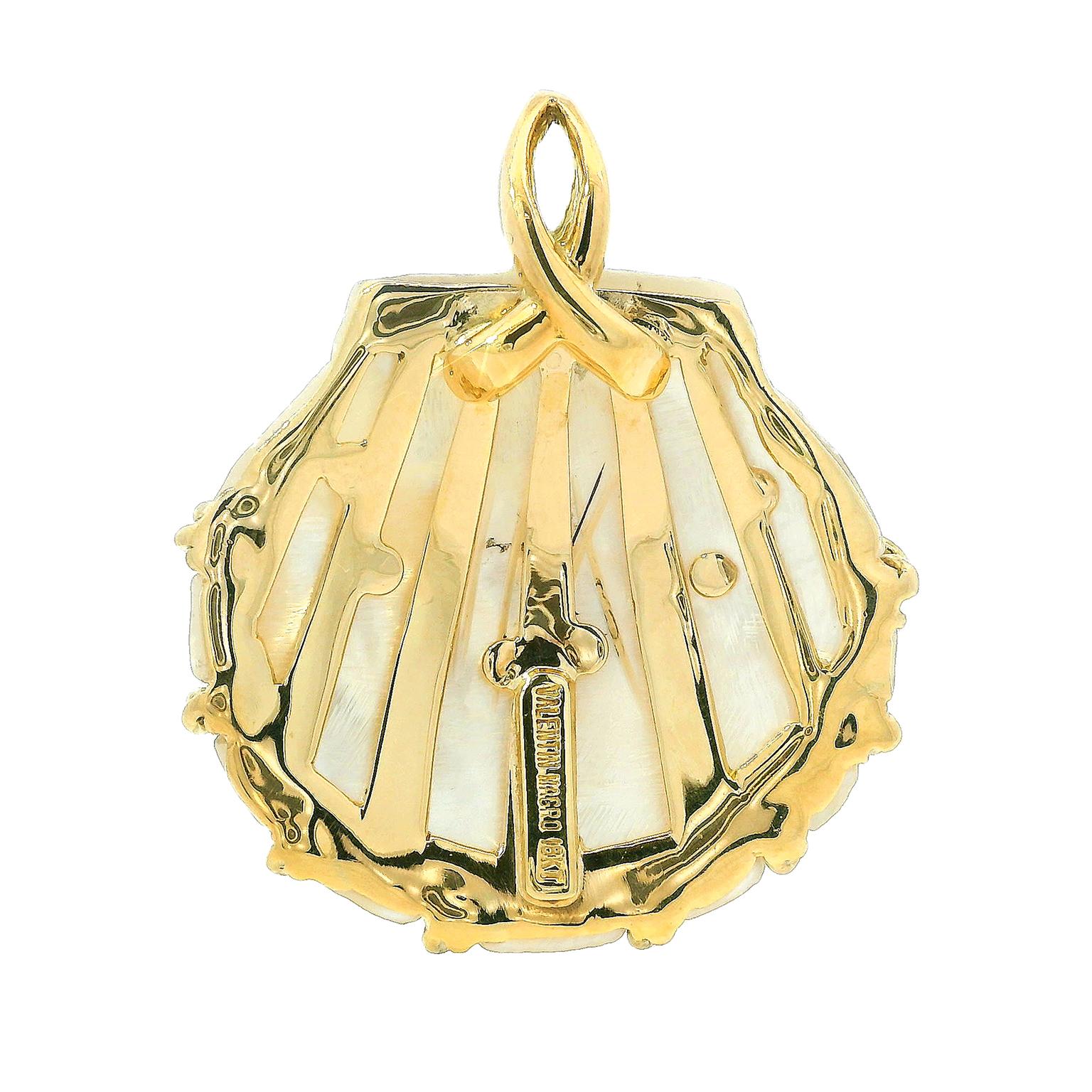 Taglio brillante Ciondolo conchiglia in oro giallo 18 carati e madreperla bianca con accenti di diamanti in vendita