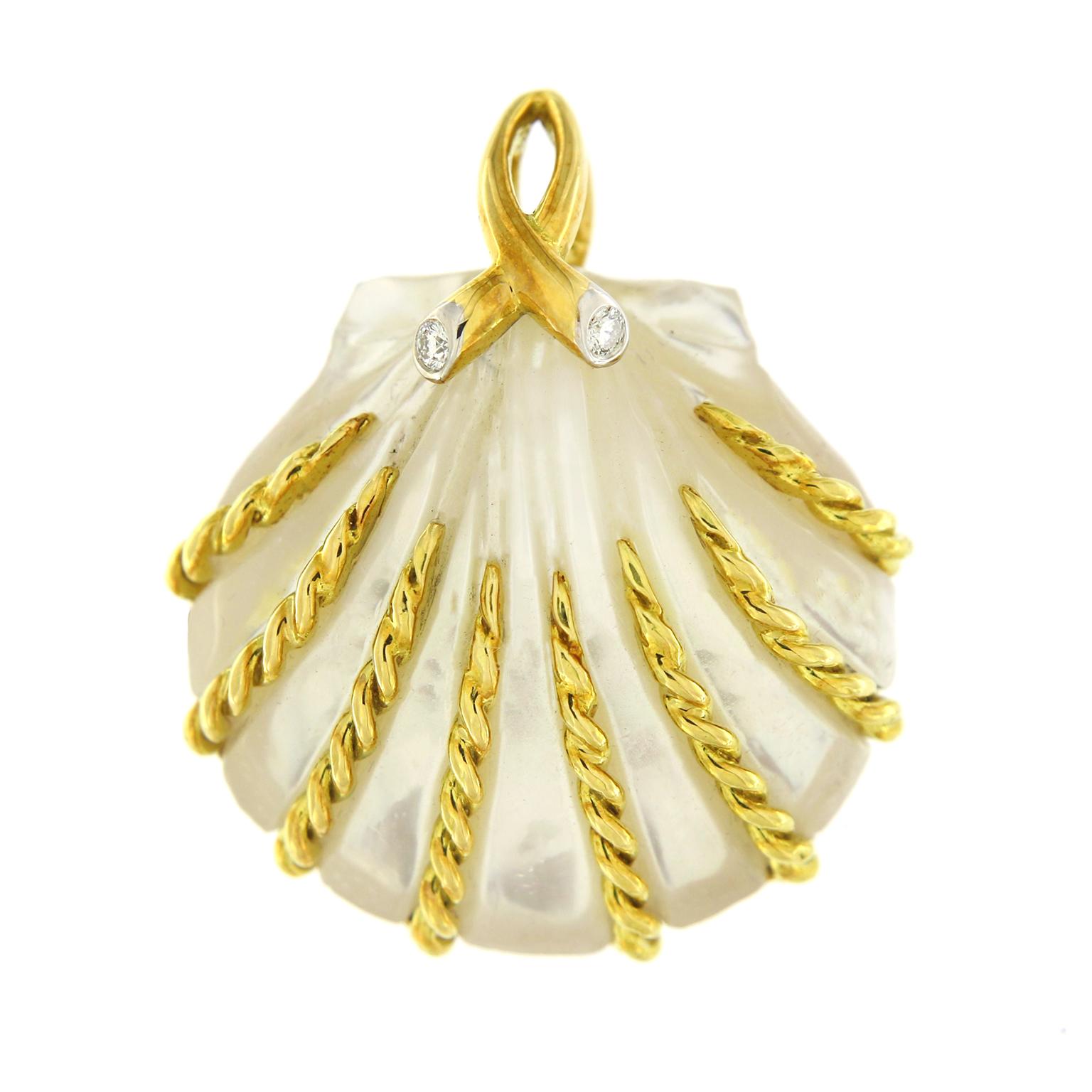 da uomo o donna Ciondolo conchiglia in oro giallo 18 carati e madreperla bianca con accenti di diamanti in vendita