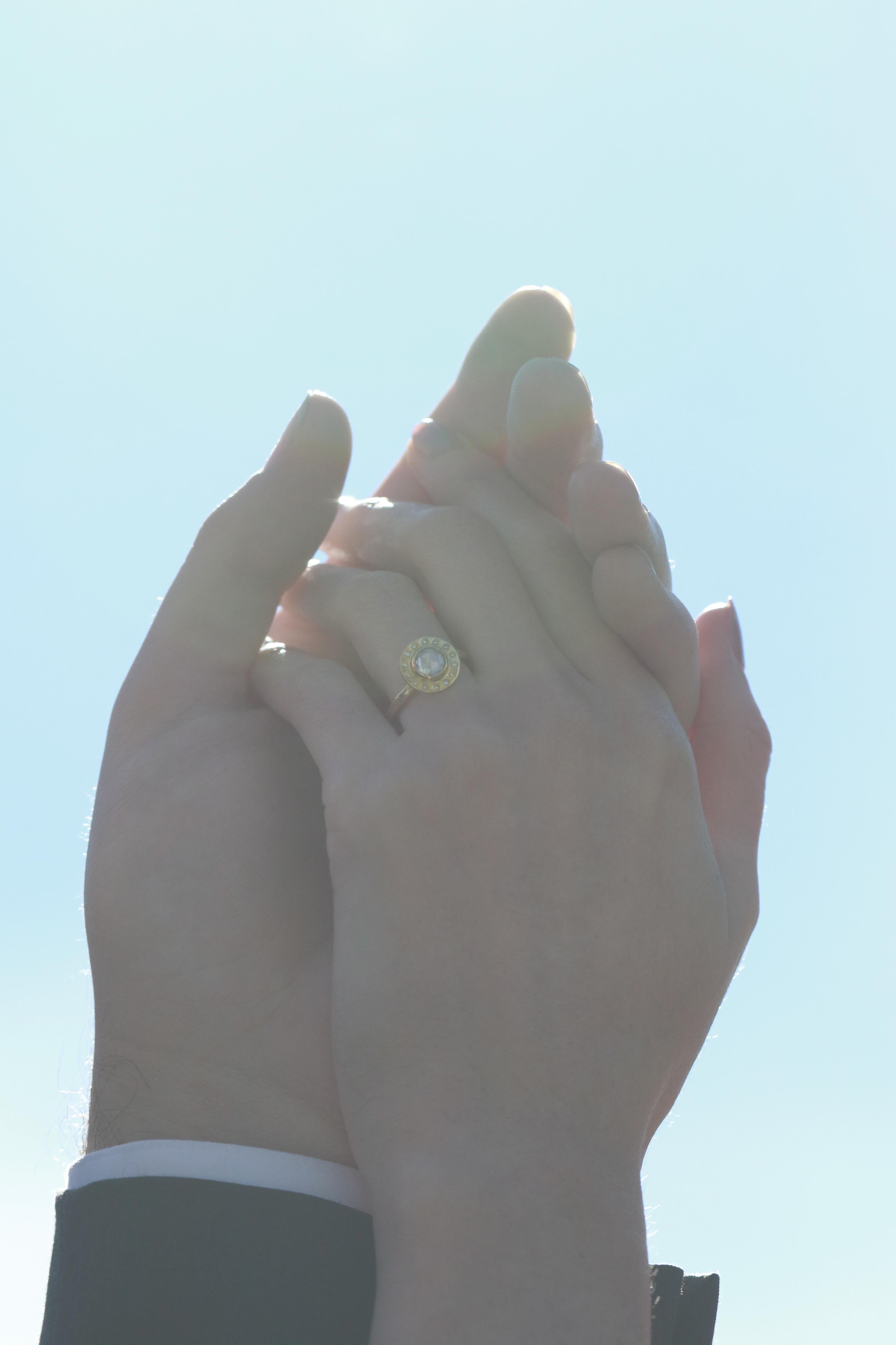18 Karat Gelbgold Weißer Diamant im Rosenschliff mit Halo im Zustand „Neu“ im Angebot in Brooklyn, NY