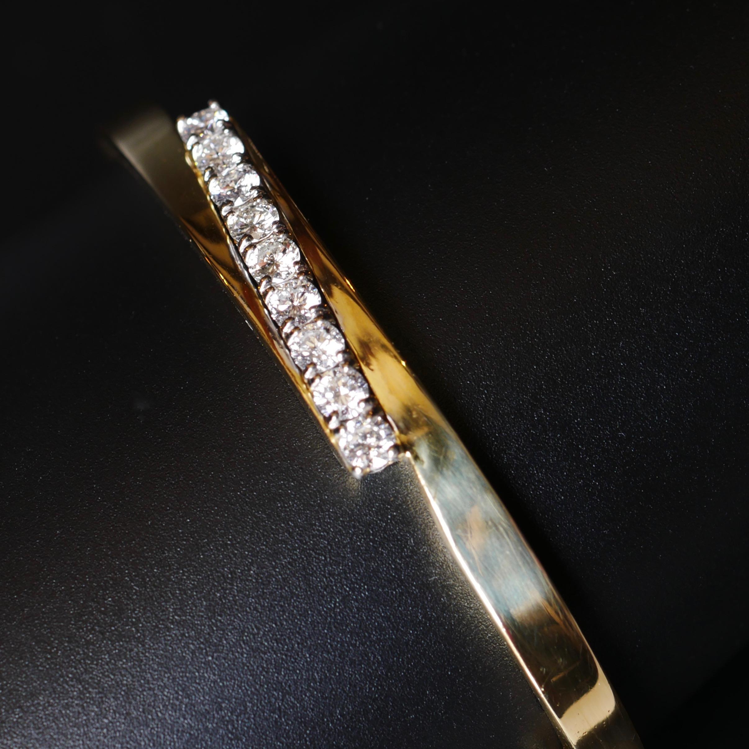 18 Karat Yellow Gold and White Round Brilliant Cut Diamond Bangle .90 Carat In Good Condition For Sale In London, GB