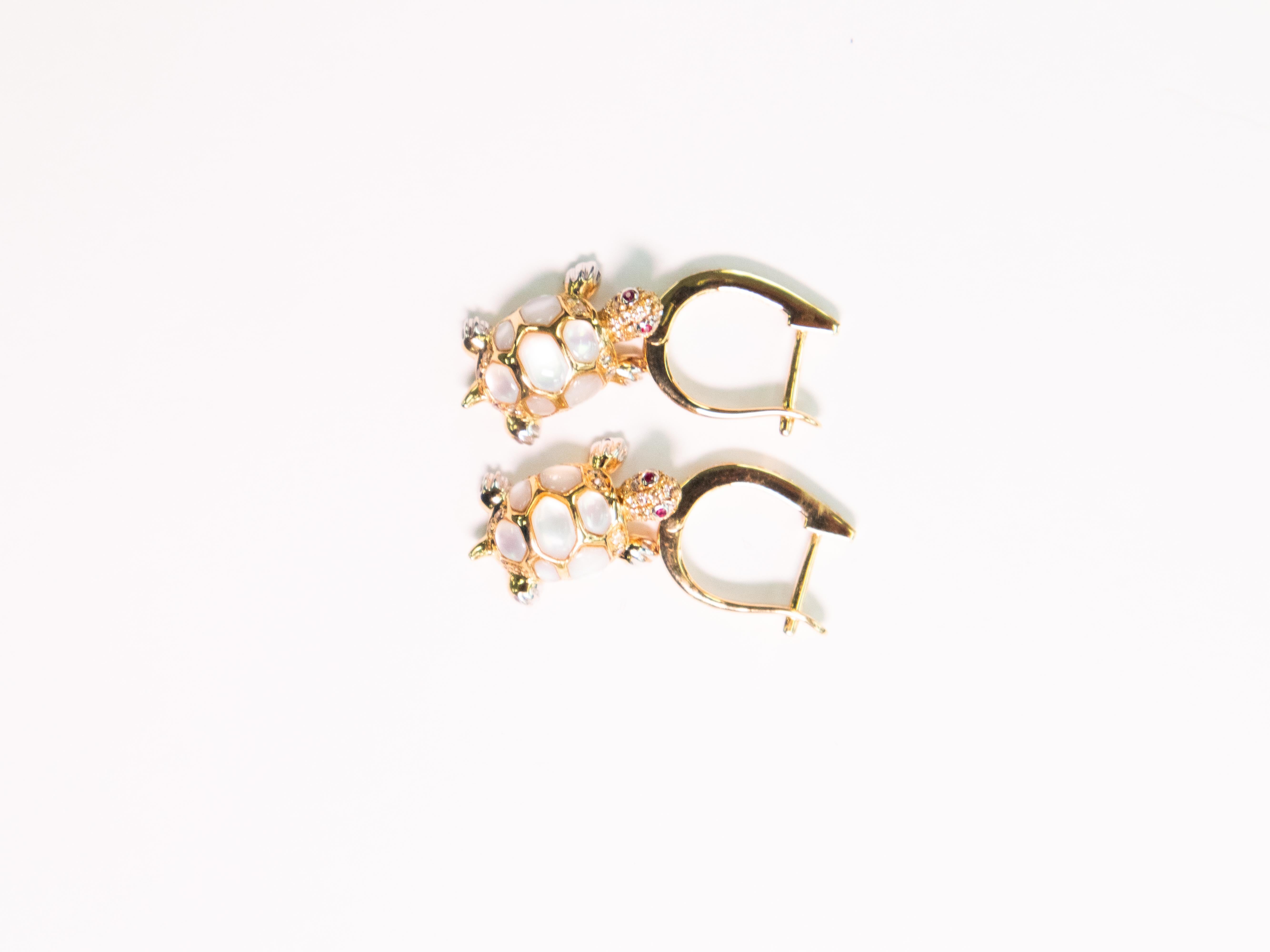 18K Yellow Gold White Shell Drop Earrings with Natural Diamonds

Refined yet distinctive, these elegant drop earrings feature polished white shell elements complemented by diamond accents, all set in 18K yellow gold. Their sophisticated yet