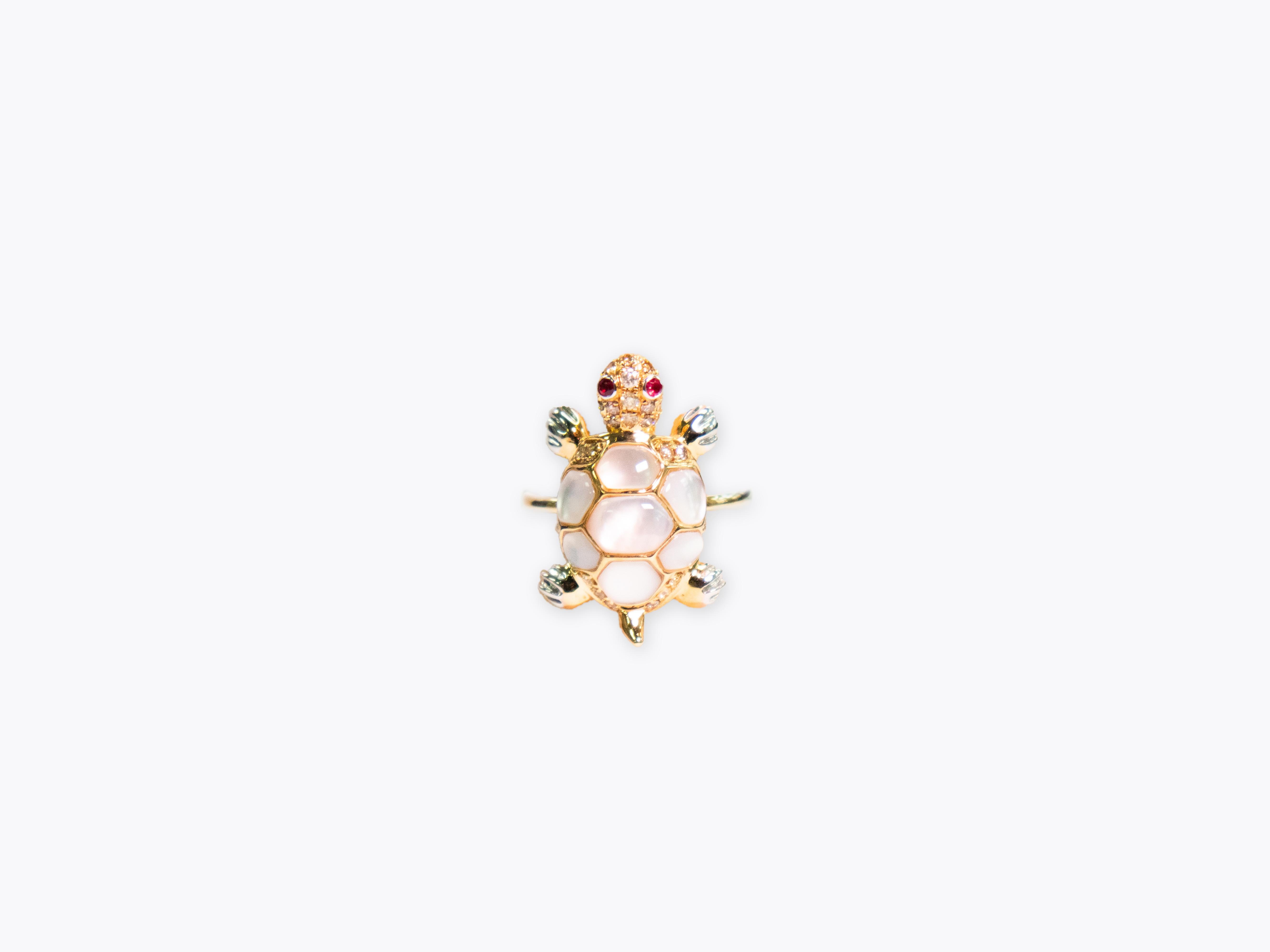18K Yellow Gold White Shell Turtle Ring with Natural Diamonds In New Condition For Sale In Hong Kong, HK