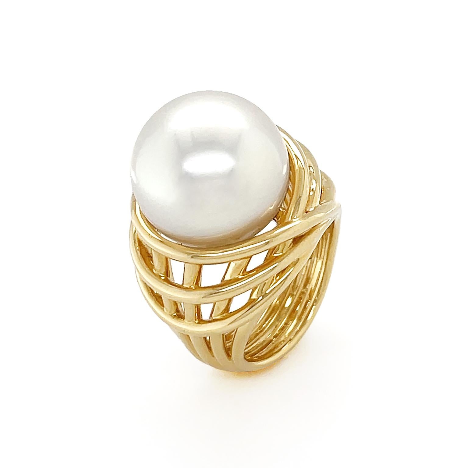 18K Yellow Gold White South Sea Pearl Cage Ring In New Condition For Sale In New York, NY