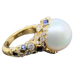 Bague en or jaune 18 carats, perle blanche des mers du Sud avec diamants et saphir bleu