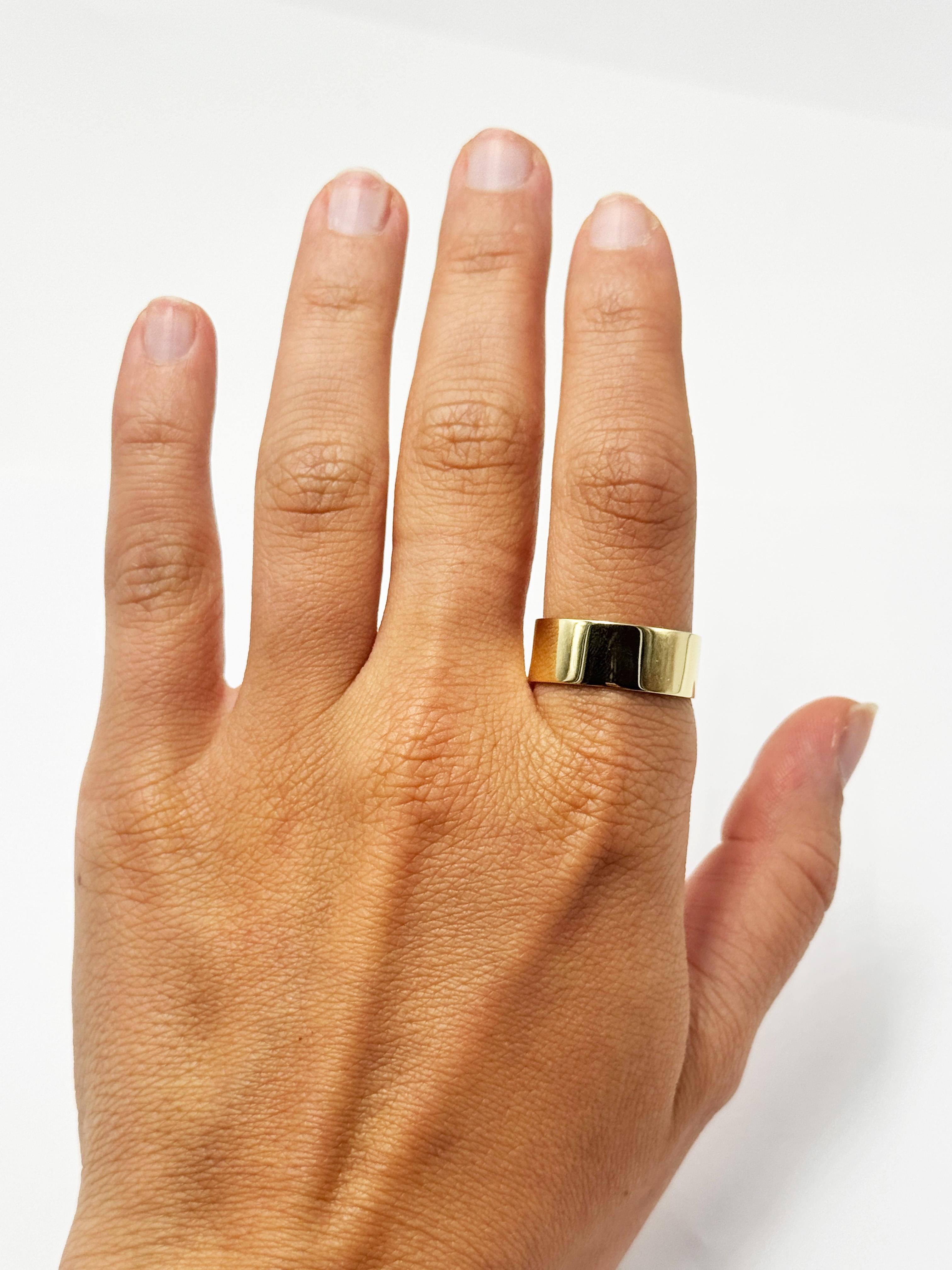 18 Karats Yellow Gold Wide Band Ring Width 8mm Size 9.25 Polished.
18K Yellow Gold Wide Band Ring, Width 8mm, Polished Finish. Available any size in three weeks.
Handcrafted in Rome, Italy, these classic wide band ring is in polished 18K yellow