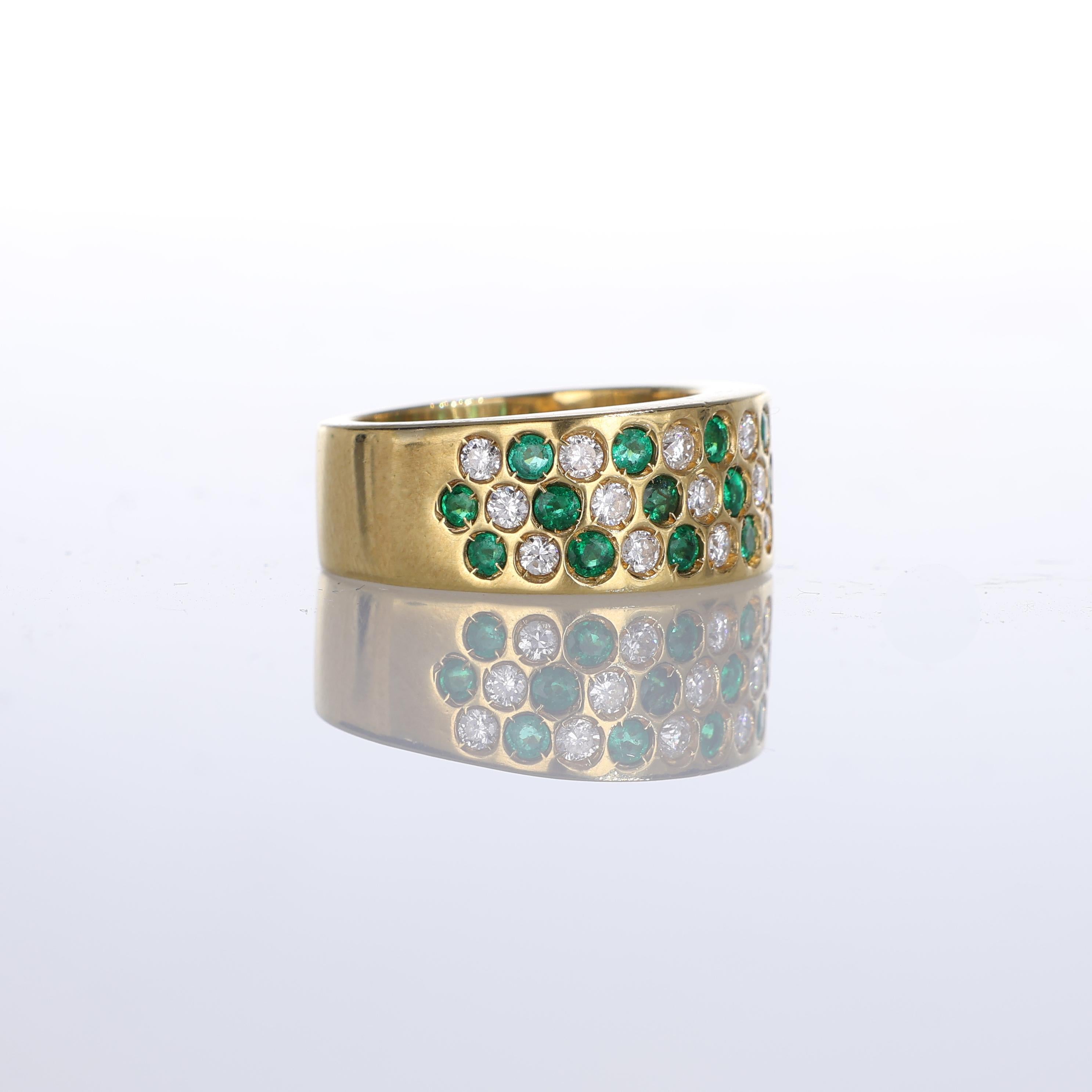Breiter Bandring aus 18 Karat Gelbgold mit Smaragden und Diamanten (Brillantschliff) im Angebot
