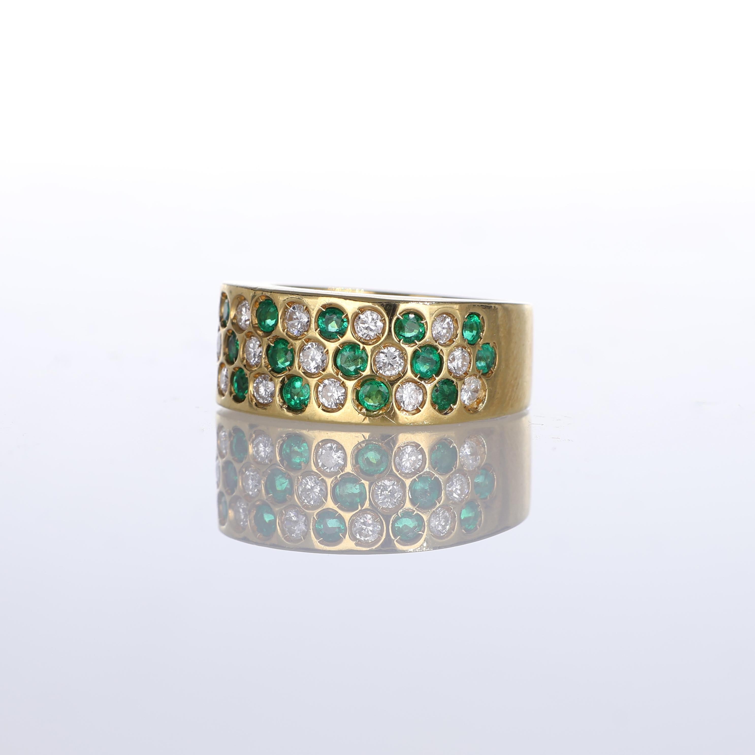 Breiter Bandring aus 18 Karat Gelbgold mit Smaragden und Diamanten im Zustand „Neu“ im Angebot in Bergamo, BG