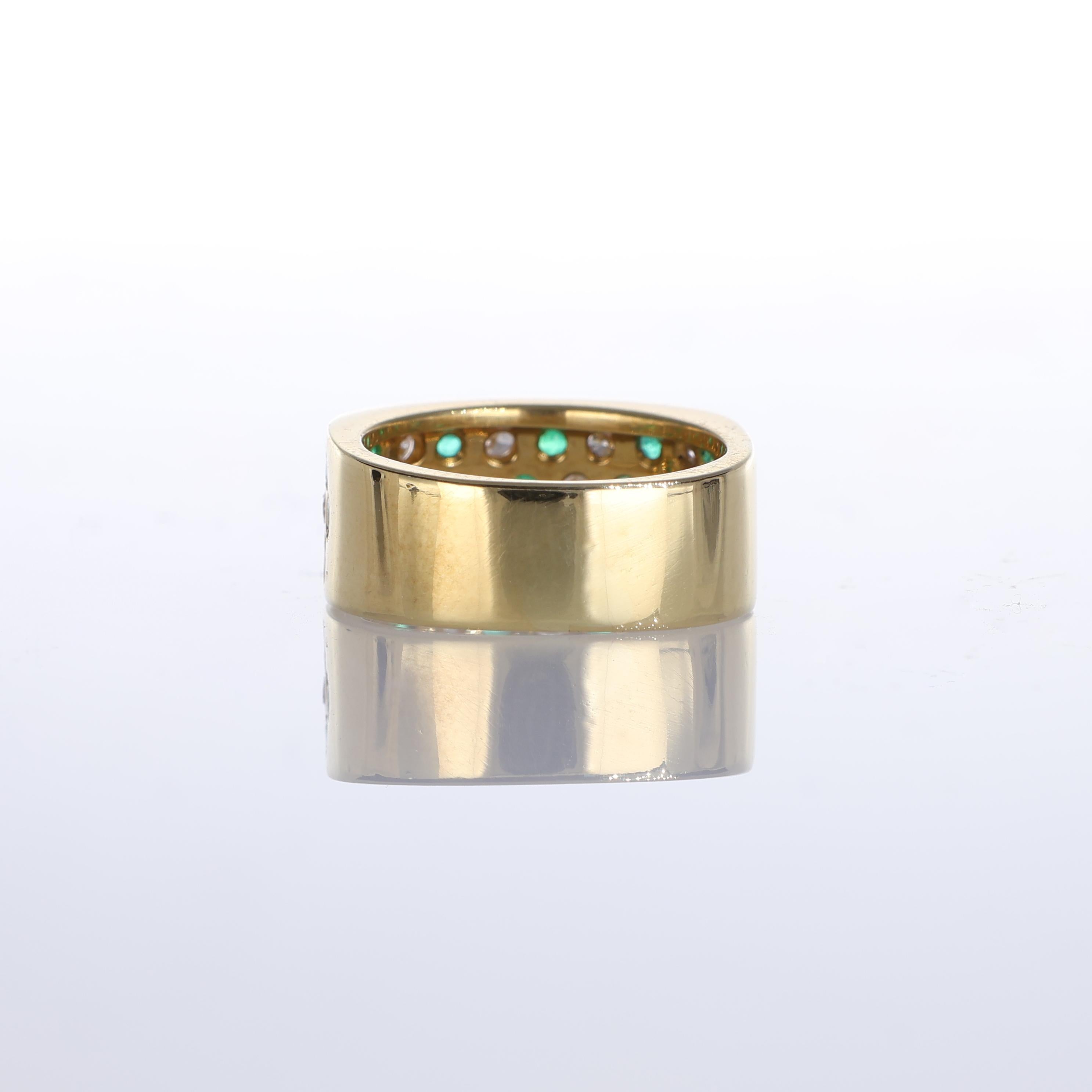 Breiter Bandring aus 18 Karat Gelbgold mit Smaragden und Diamanten für Damen oder Herren im Angebot
