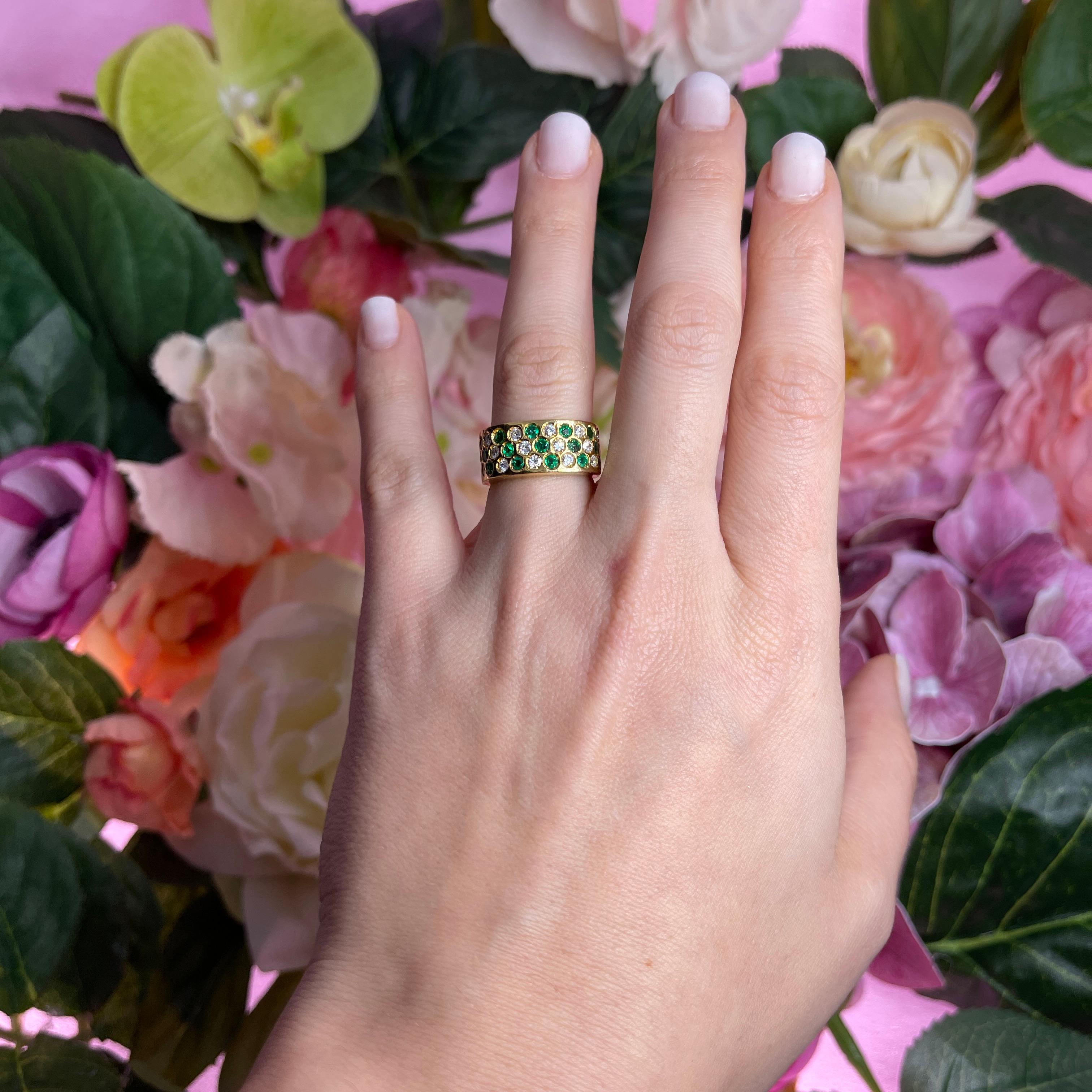 Breiter Bandring aus 18 Karat Gelbgold mit Smaragden und Diamanten im Angebot 1