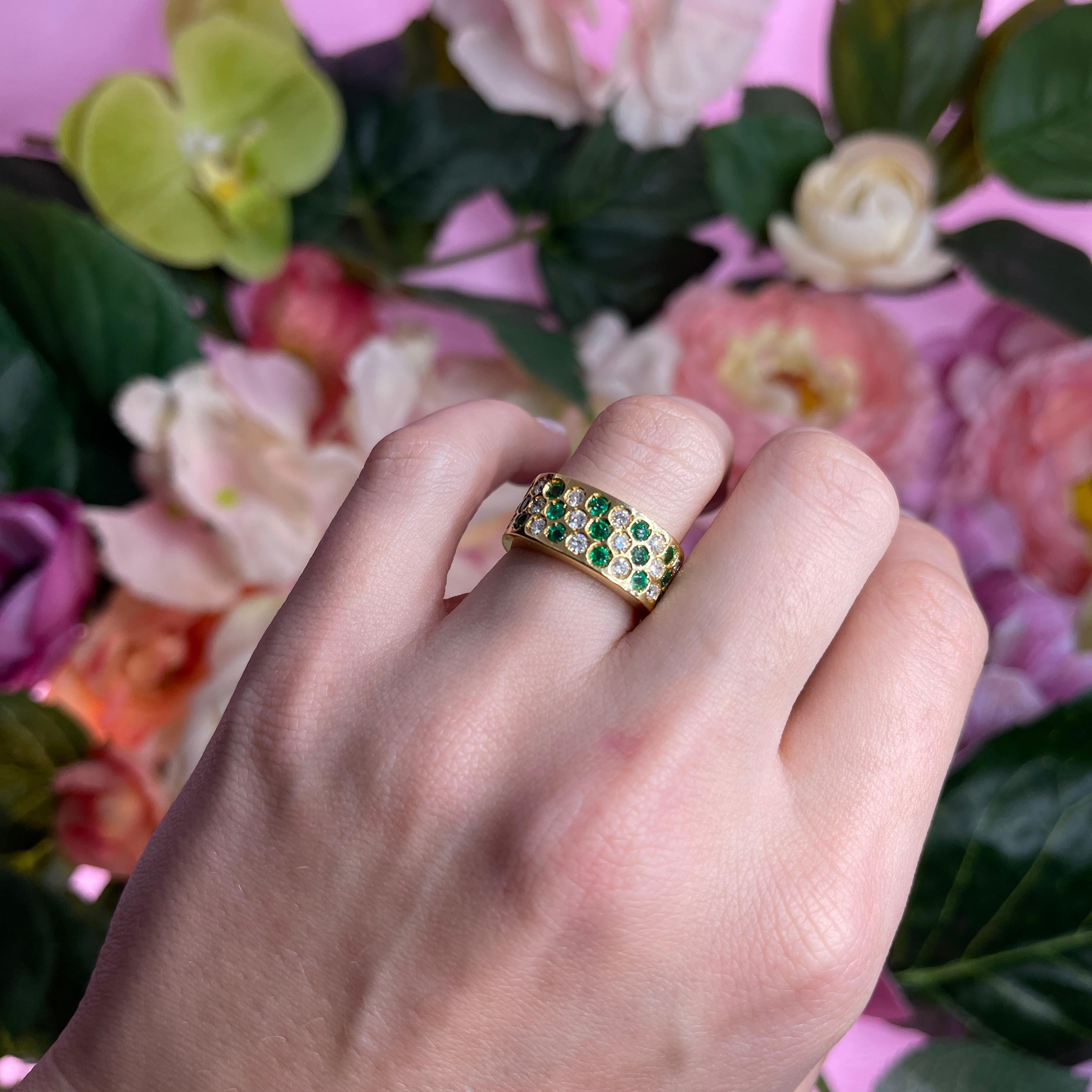 Breiter Bandring aus 18 Karat Gelbgold mit Smaragden und Diamanten im Angebot 2