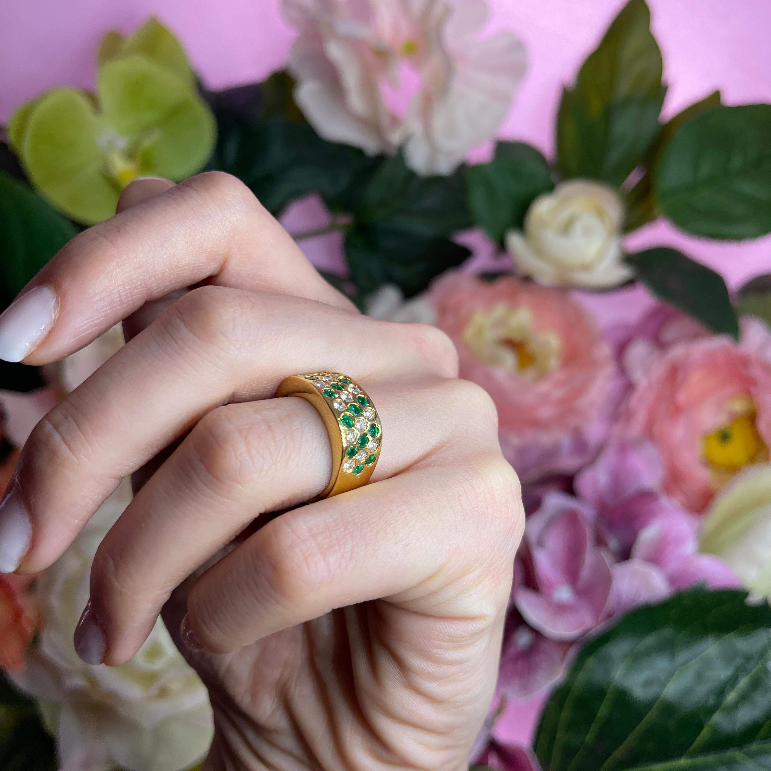 Breiter Bandring aus 18 Karat Gelbgold mit Smaragden und Diamanten im Angebot 3