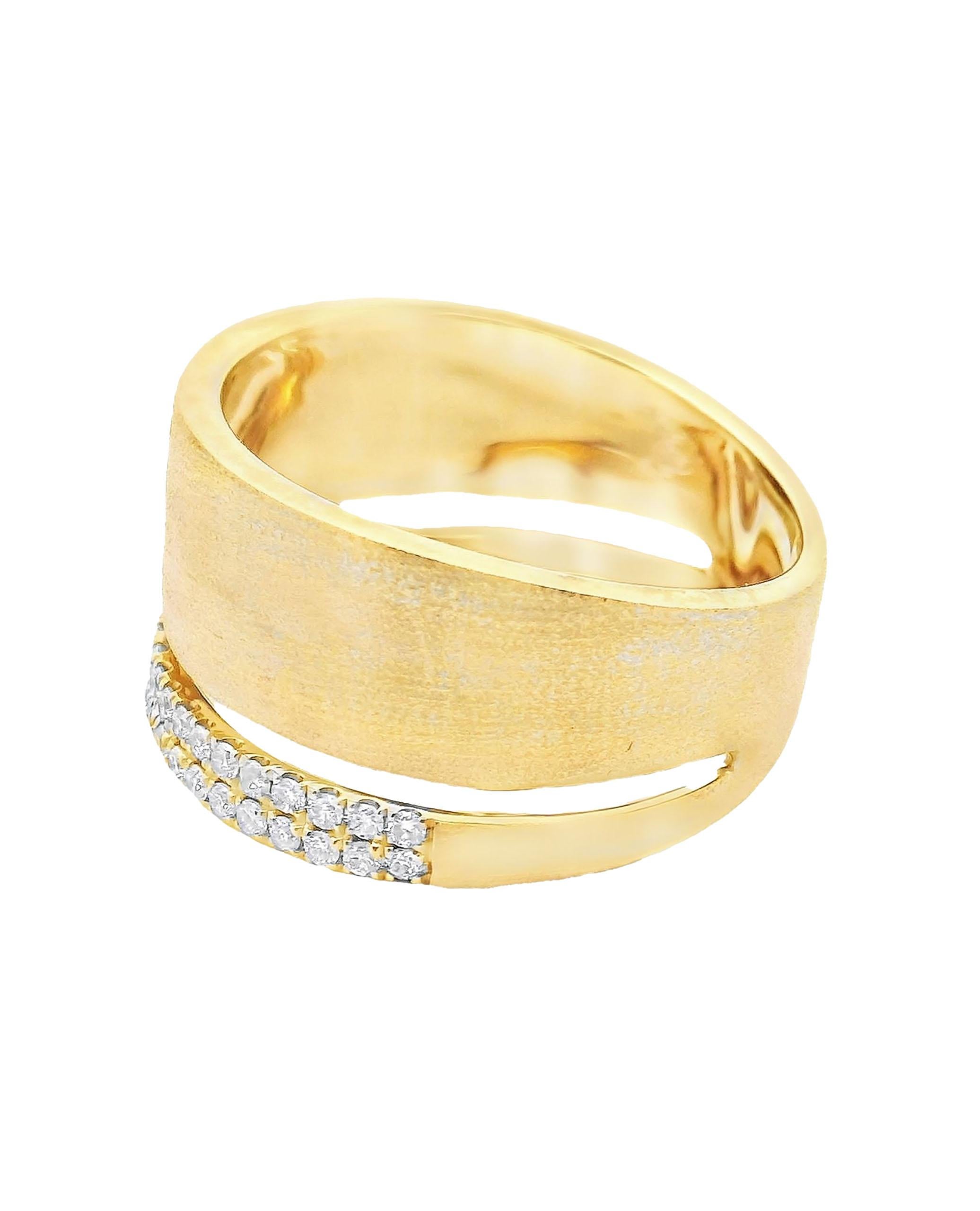 Bague large en or jaune 18 carats avec finition mate et diamants ronds de taille brillant pesant 0,27 carats au total. 

- Taille du doigt 6.75
- Les diamants sont de couleur H/I et de pureté SI.