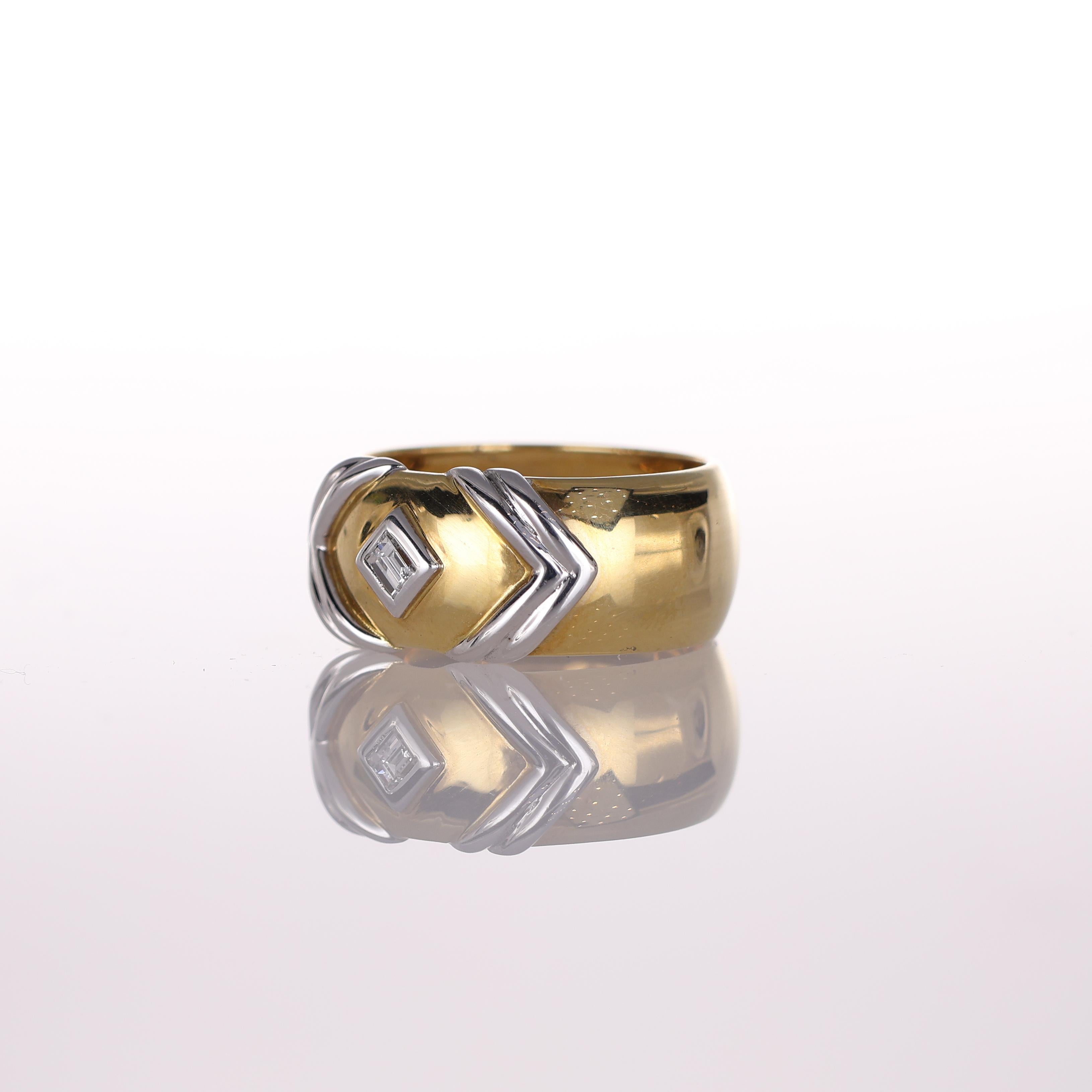18K Yellow Gold Wide Band Ring with White Gold Arrow Motif and Diamonds In New Condition For Sale In Bergamo, BG