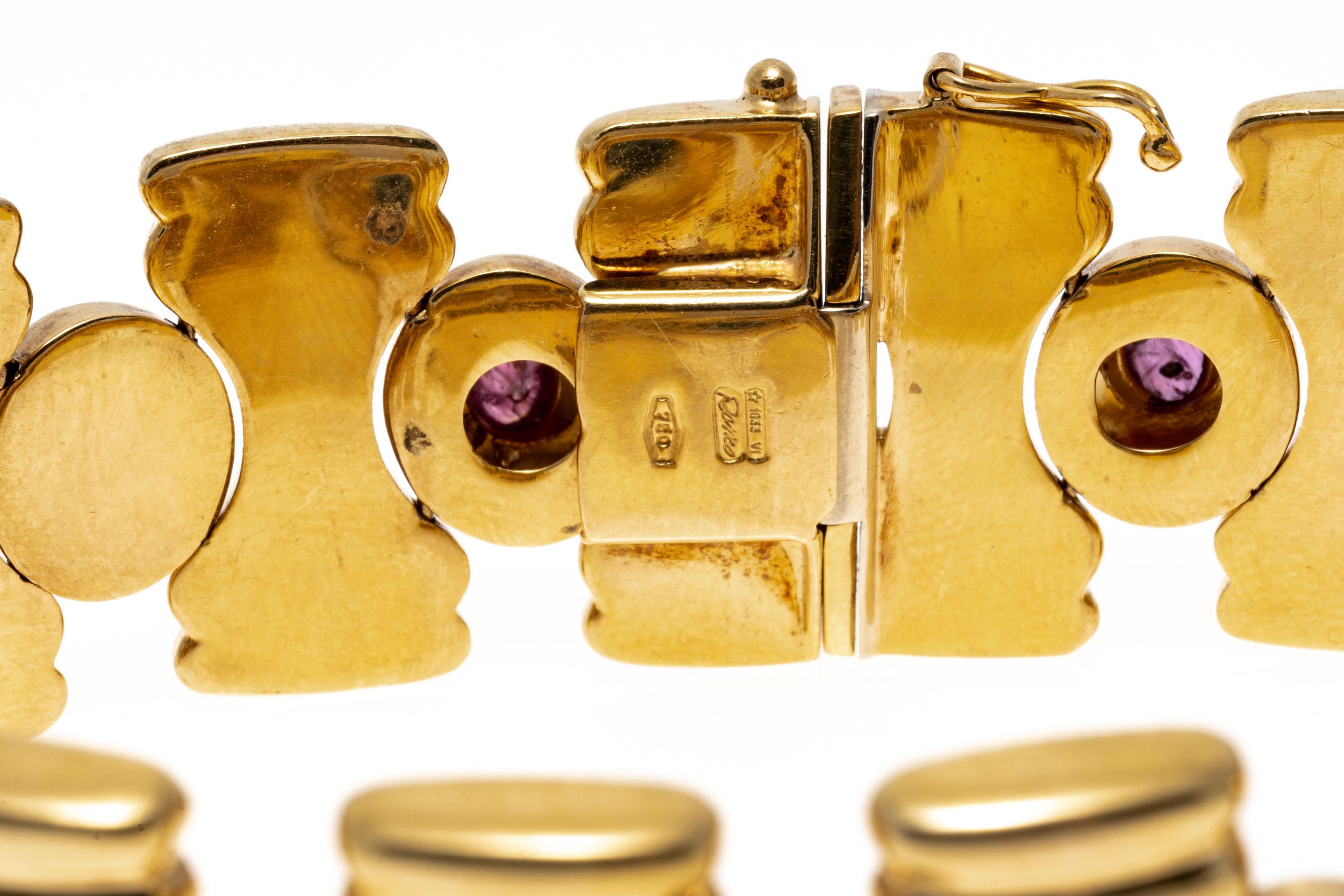 Contemporain Bracelet à maillons large « Chess Piece » en or jaune 18 carats avec rubis et saphirs en vente