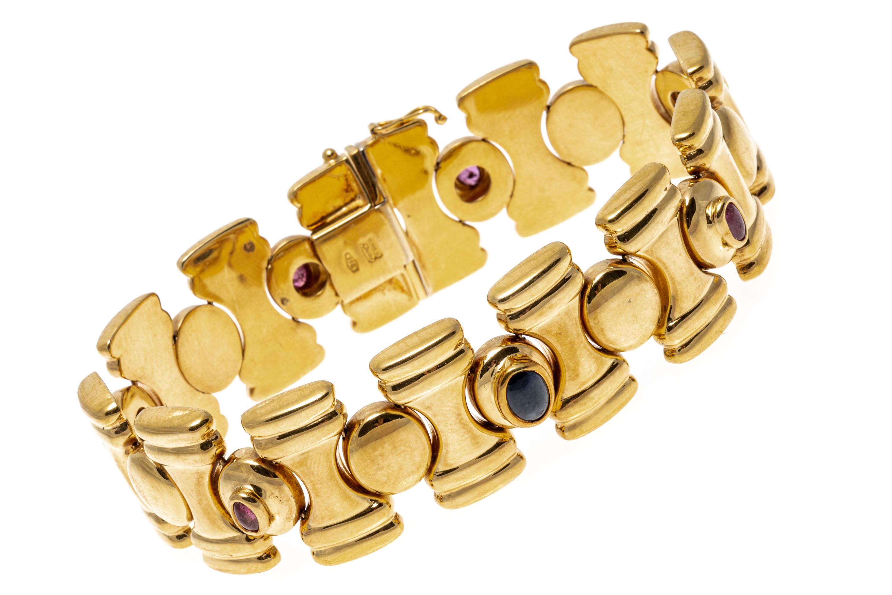 Taille cabochon Bracelet à maillons large « Chess Piece » en or jaune 18 carats avec rubis et saphirs en vente