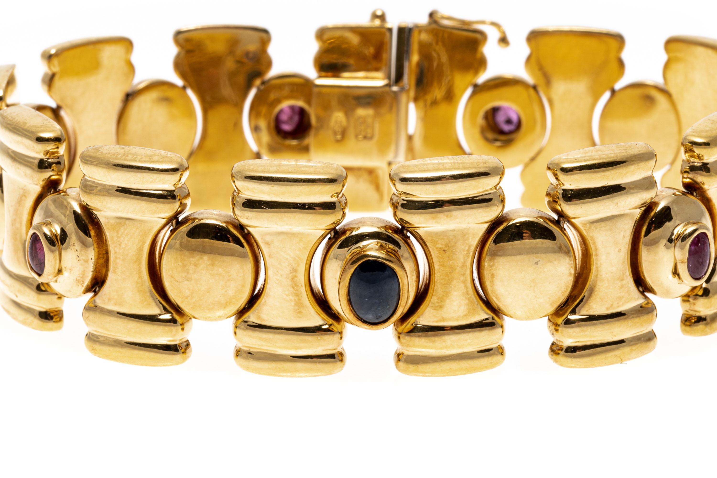 Bracelet à maillons large « Chess Piece » en or jaune 18 carats avec rubis et saphirs Pour femmes en vente