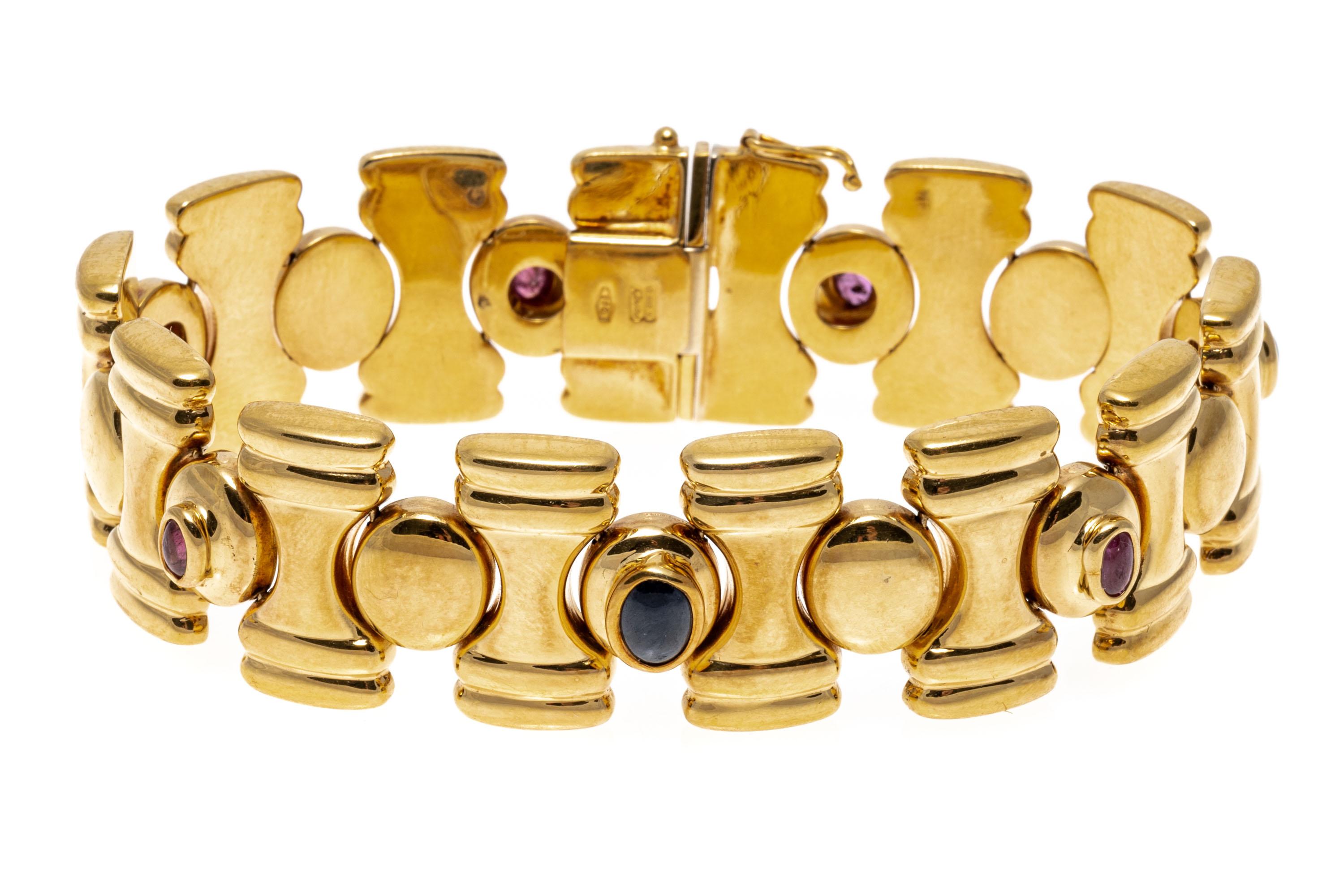 Bracelet à maillons large « Chess Piece » en or jaune 18 carats avec rubis et saphirs en vente 1