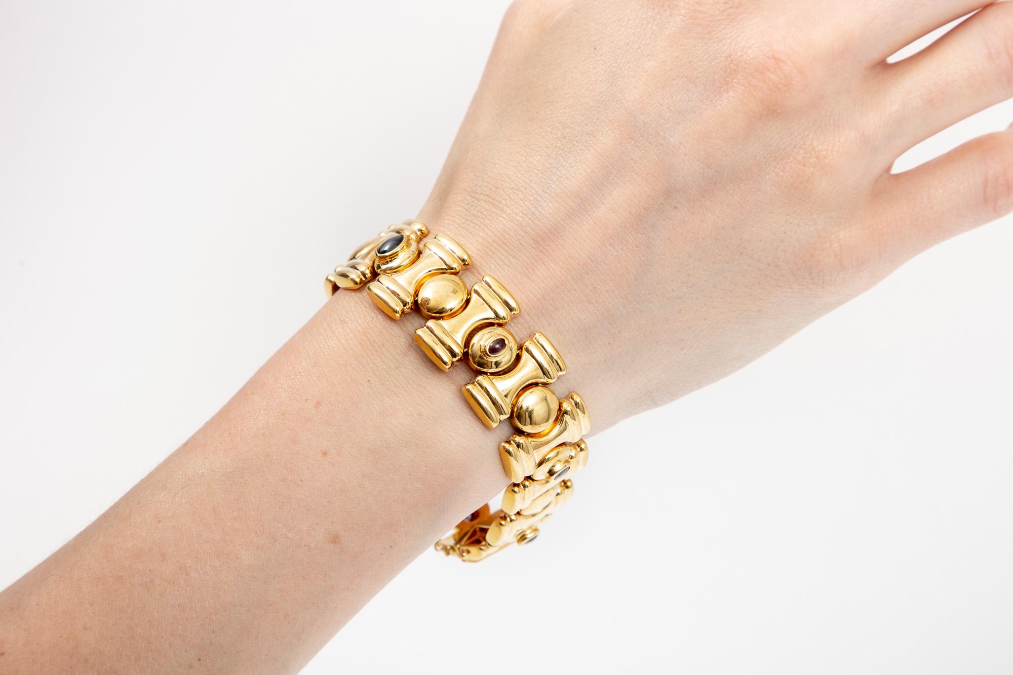 Bracelet à maillons large « Chess Piece » en or jaune 18 carats avec rubis et saphirs en vente 3