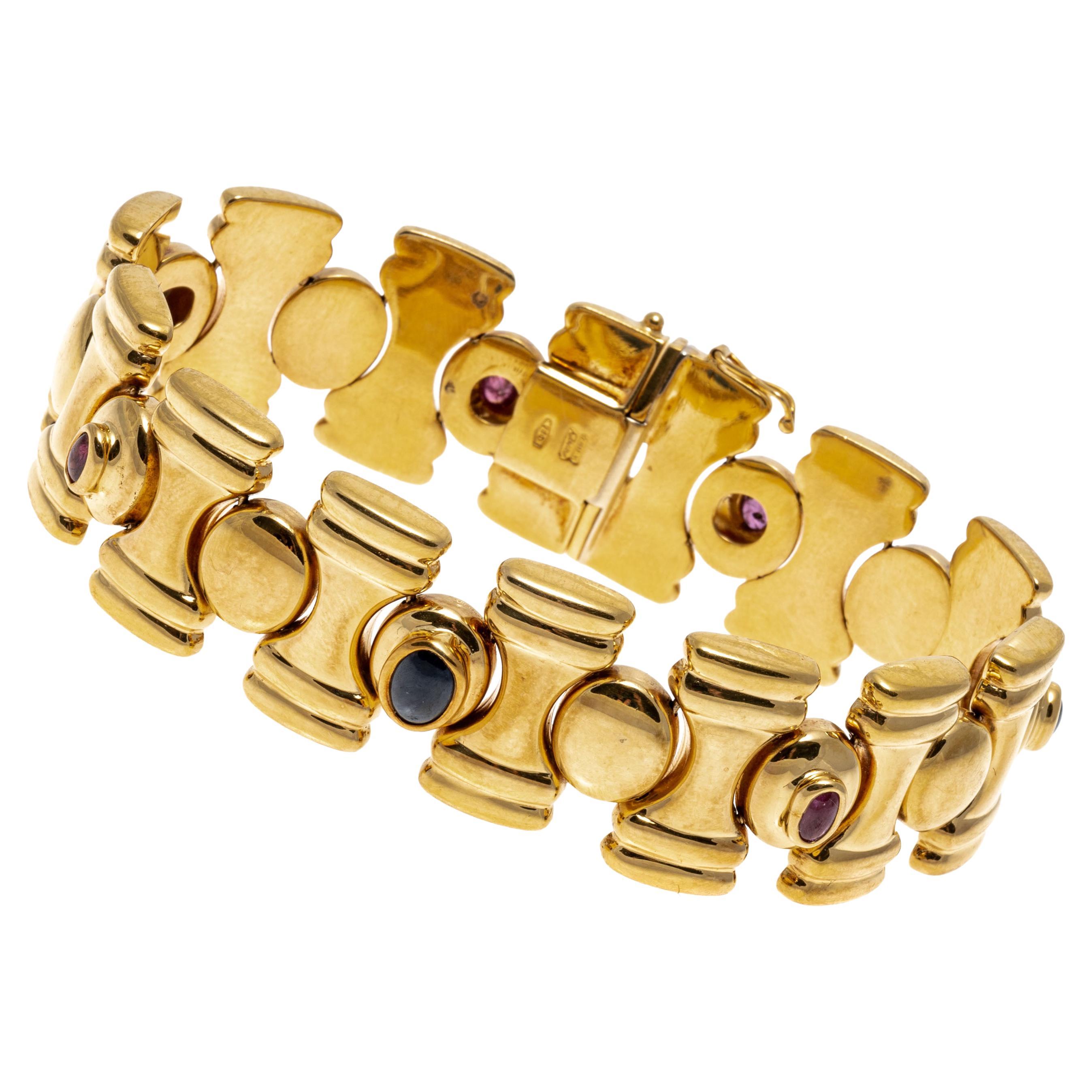 Breites "Chess Piece"-Gliederarmband aus 18 Karat Gelbgold mit Rubinen und Saphiren im Angebot