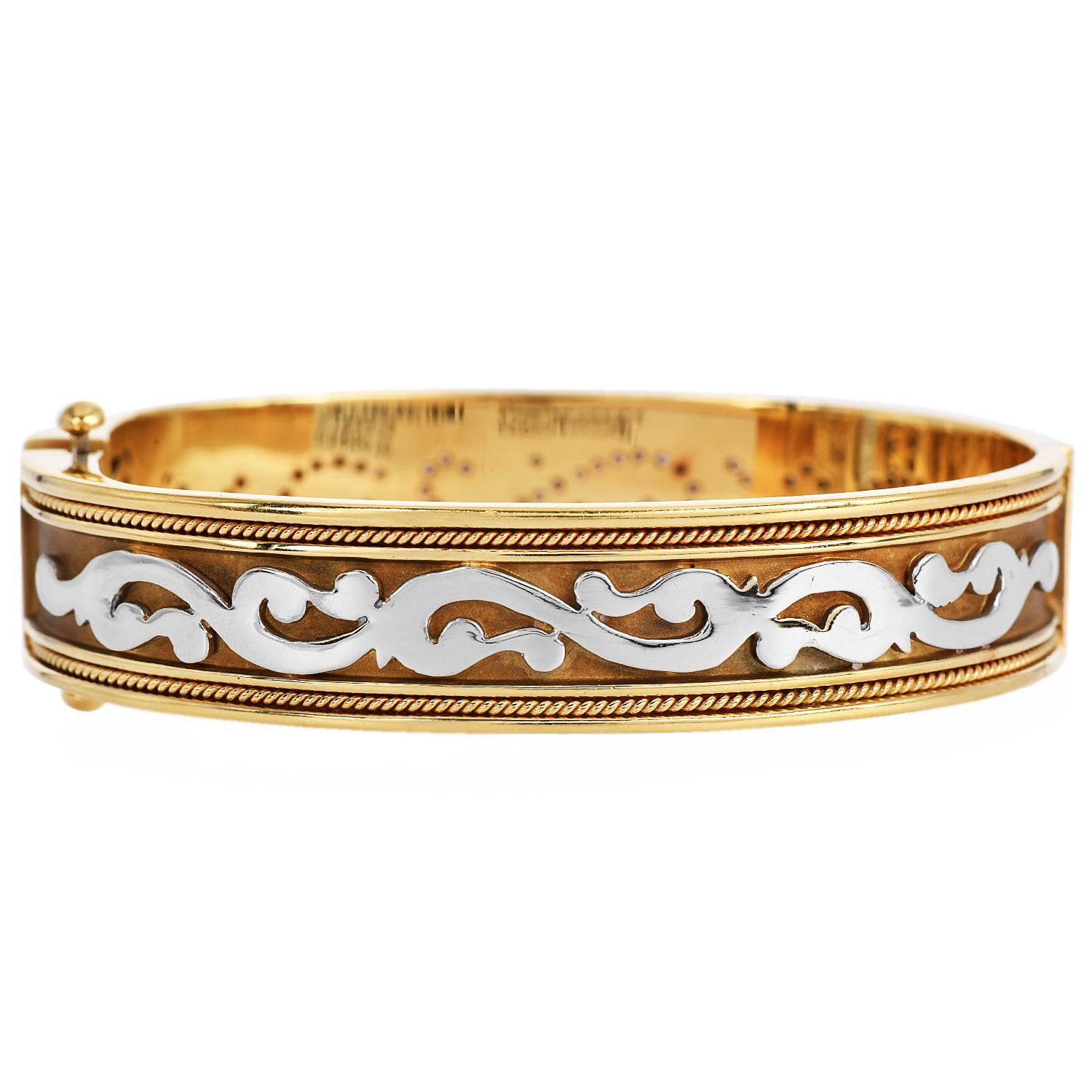 Brazalete ancho de oro amarillo de 18 quilates con diamantes naturales - Diseño de filigrana
Presentamos una impresionante pulsera brazalete ancha meticulosamente elaborada en lujoso oro amarillo de 18 quilates y adornada con diamantes