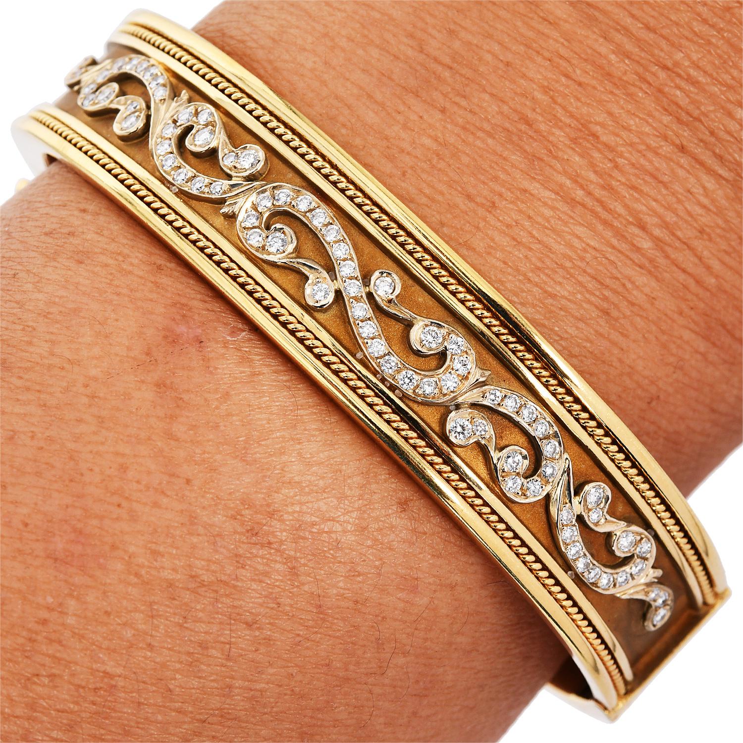 Brazalete ancho de oro amarillo de 18 quilates con diamantes naturales - Diseño de filigrana en venta 1