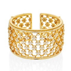 Bracelet manchette large ajouré en or jaune 18 carats avec 32 carats de diamants