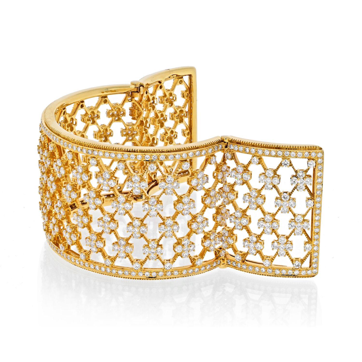 18 Karat Gelbgold breites durchbrochenes 32 Karat Diamant-Manschettenarmband im Zustand „Hervorragend“ im Angebot in New York, NY