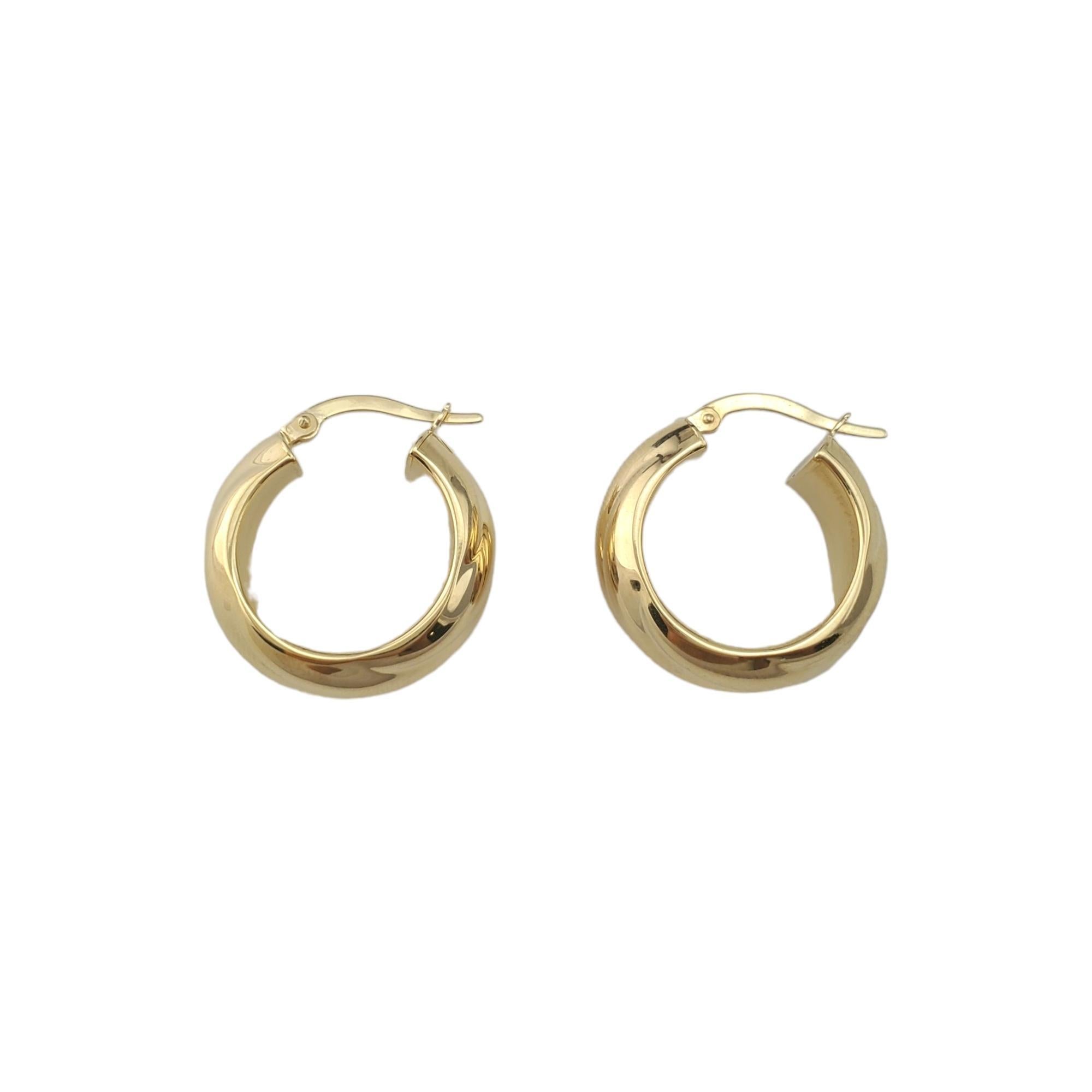 18K Yellow Gold Wide Twisted Hoop Earrings

Thick hoop earrings with twist design in 18K yellow gold.

Hallmark: 750 ITALY Milor

Weight: 3.3 g/ 2.1 dwt. 

Size: 23.0 mm X 9.2 mm X 3.9 mm

Very good condition, professionally polished.

Will come