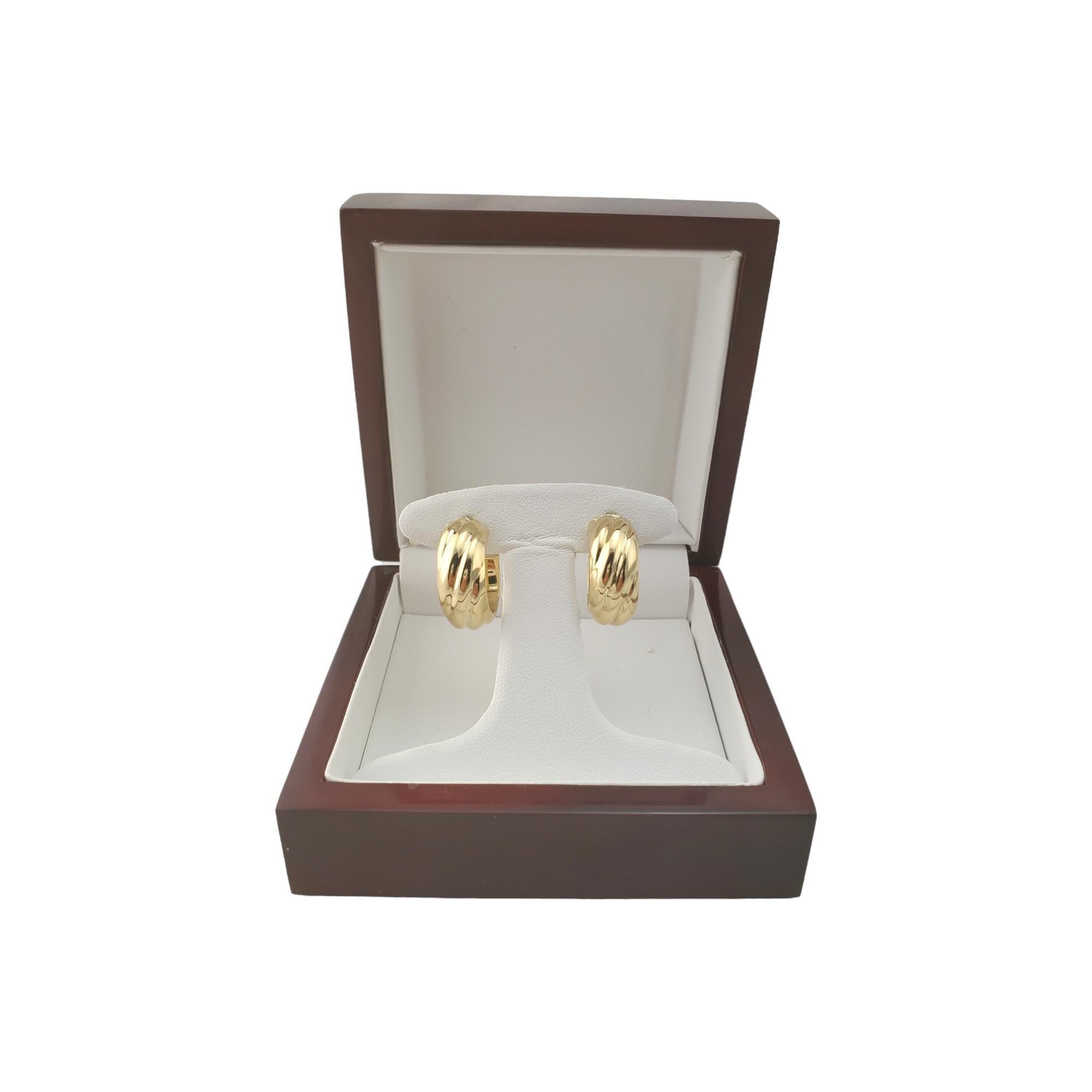 Boucles d'oreilles larges torsadées en or jaune 18 carats n°17309 en vente 1