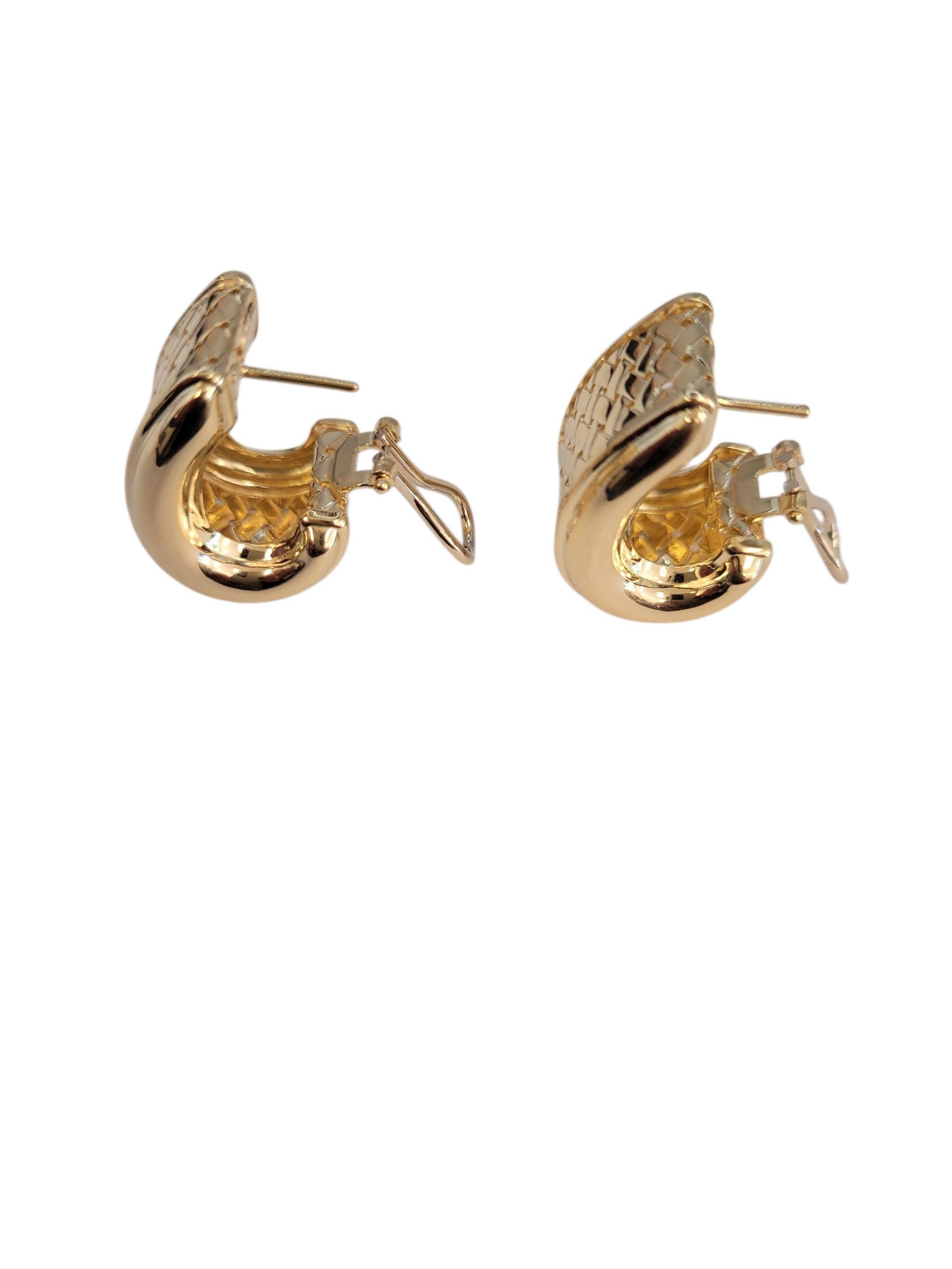 Boucles d'oreilles Huggie en or jaune 18k à large motif tissé

Riches en texture et d'une élégance intemporelle, ces boucles d'oreilles Huggie en or jaune 18 carats présentent un magnifique motif tissé qui ajoute de la profondeur, de la dimension et