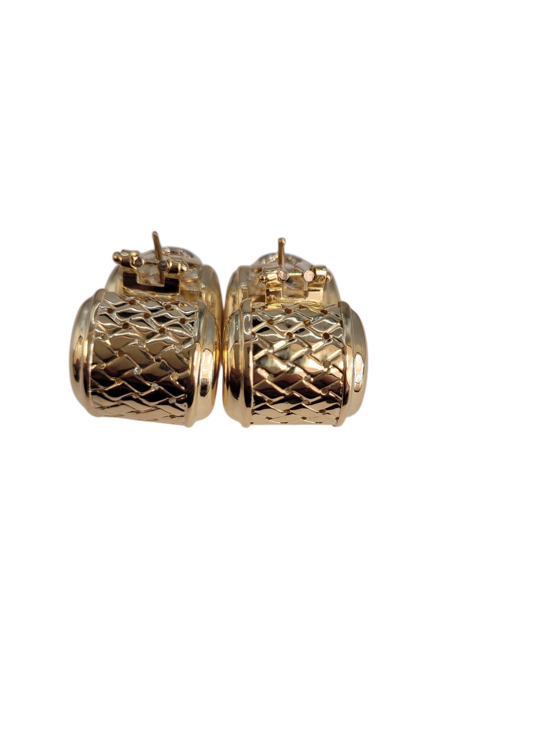 Contemporain Boucles d'oreilles Huggie en or jaune 18k à large motif tissé #23208 en vente