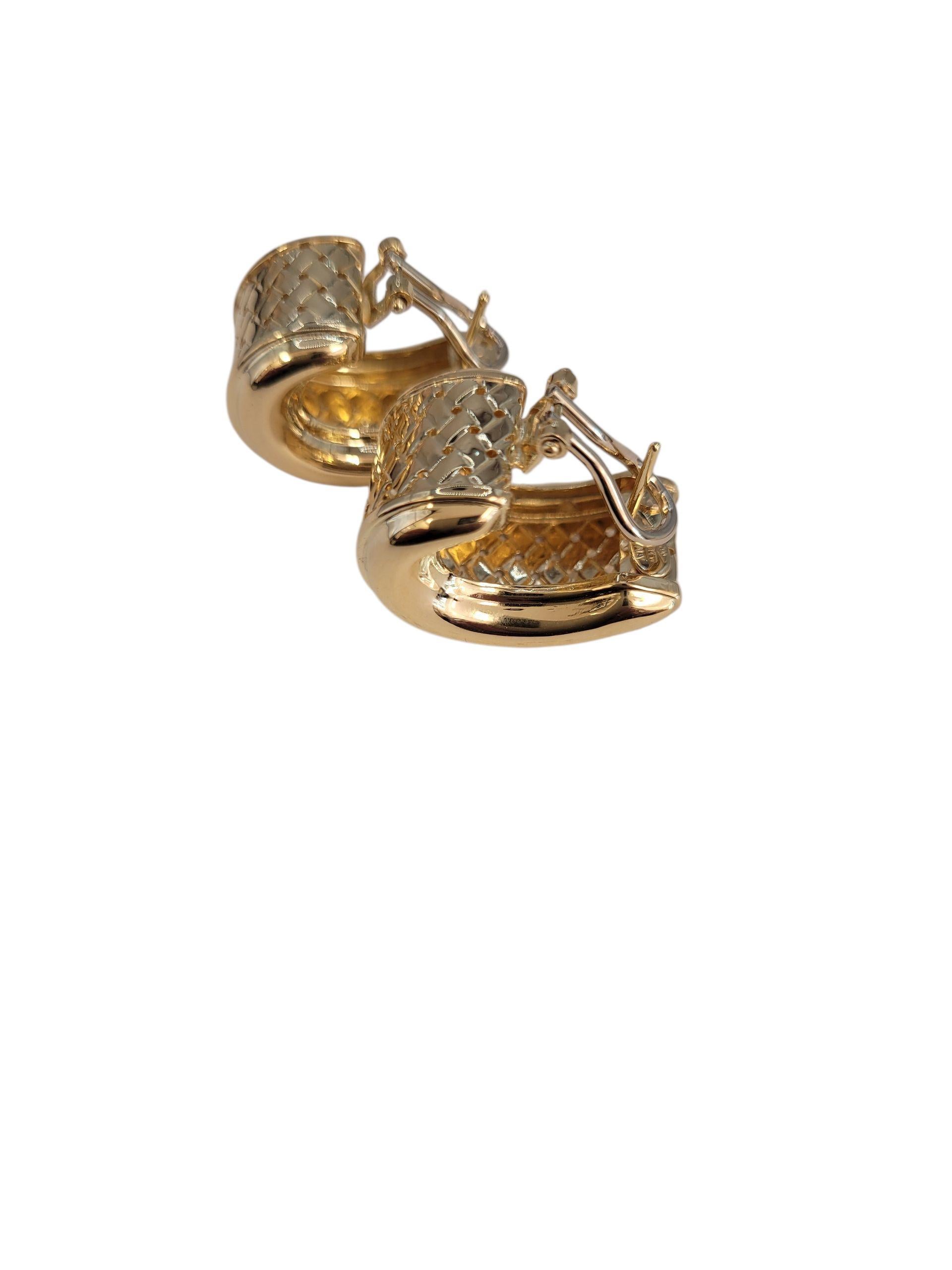 Boucles d'oreilles Huggie en or jaune 18k à large motif tissé #23208 Bon état - En vente à Washington Depot, CT