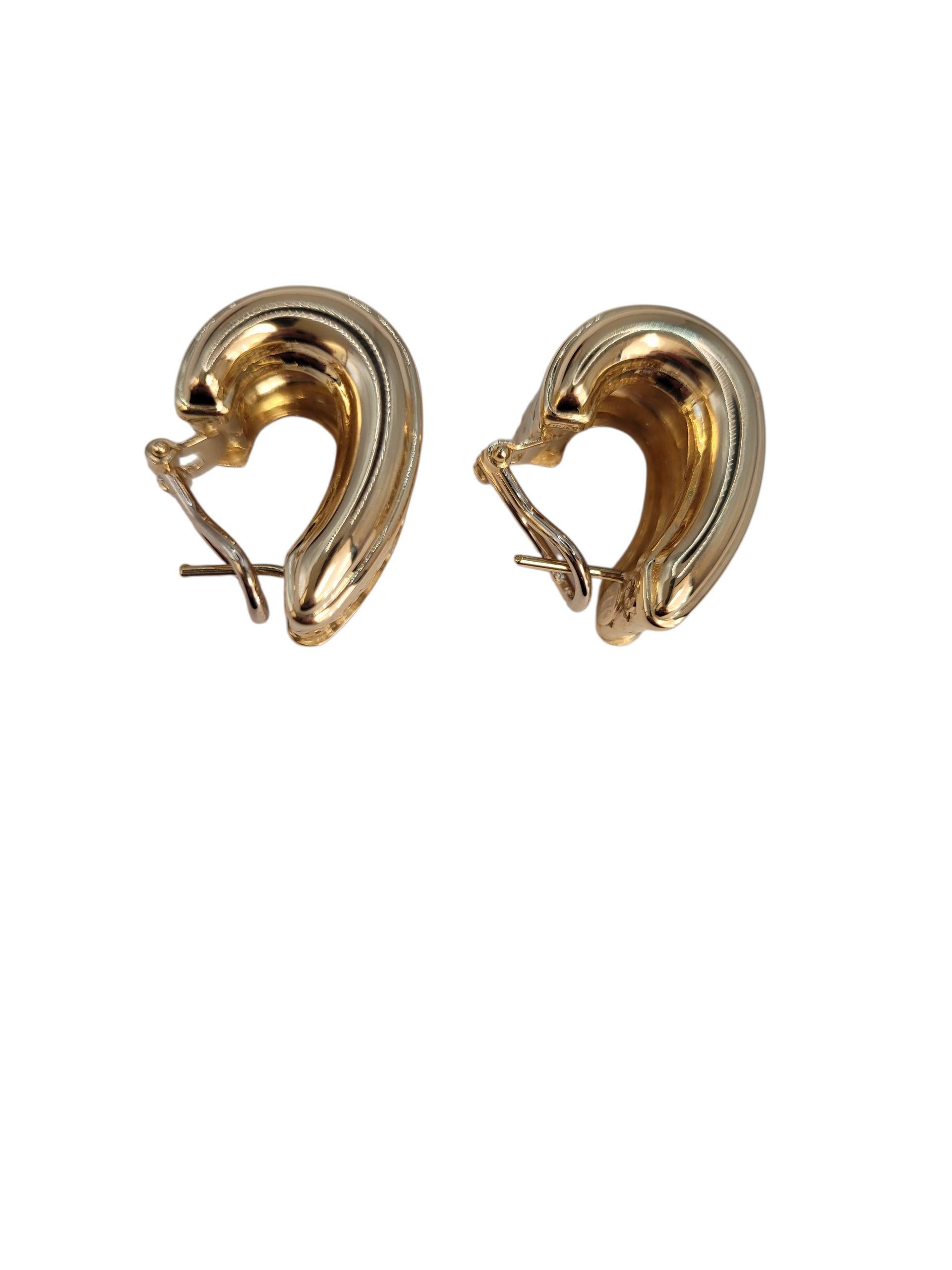 Boucles d'oreilles Huggie en or jaune 18k à large motif tissé #23208 en vente 1