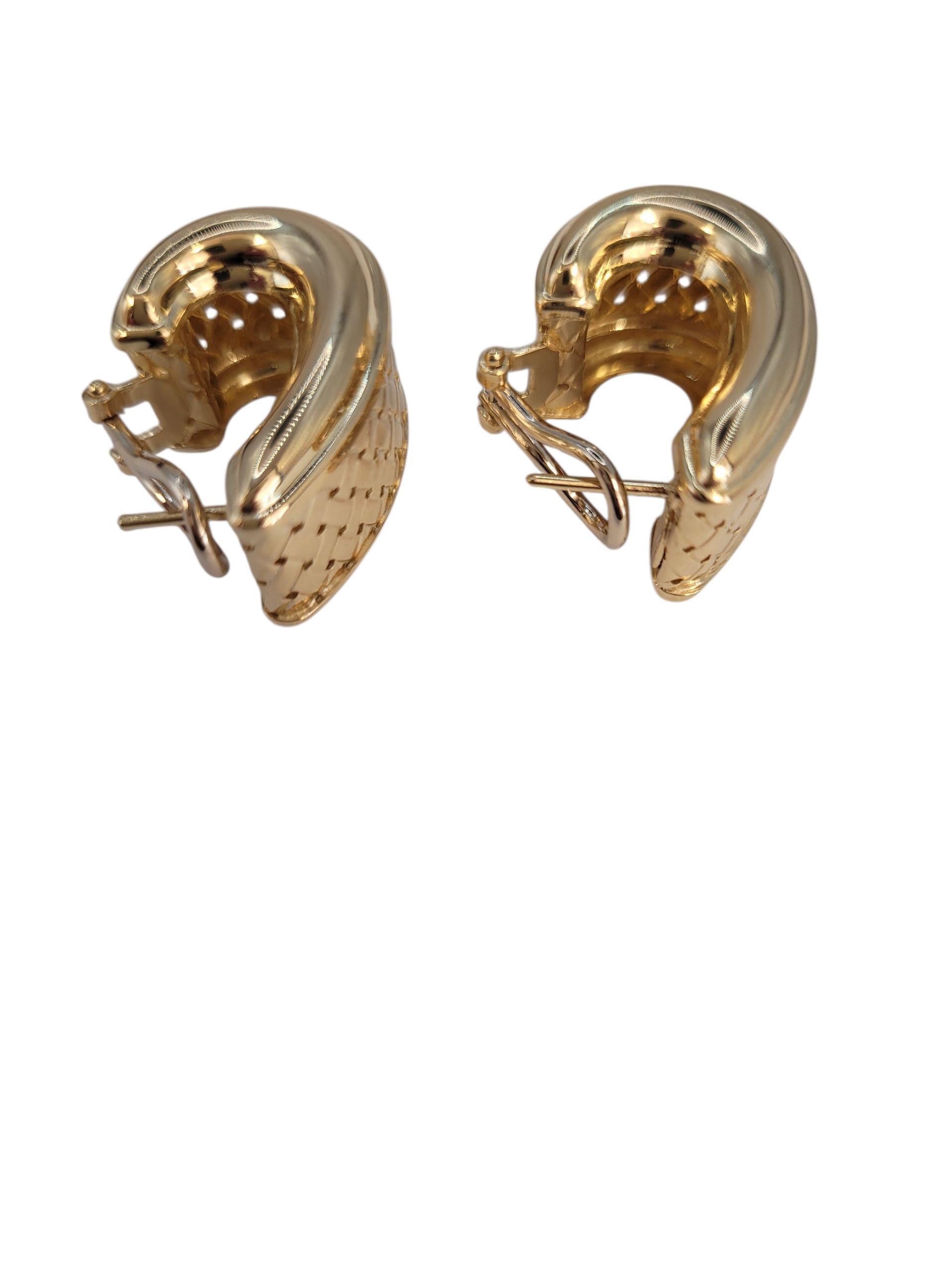 Boucles d'oreilles Huggie en or jaune 18k à large motif tissé #23208 en vente 2