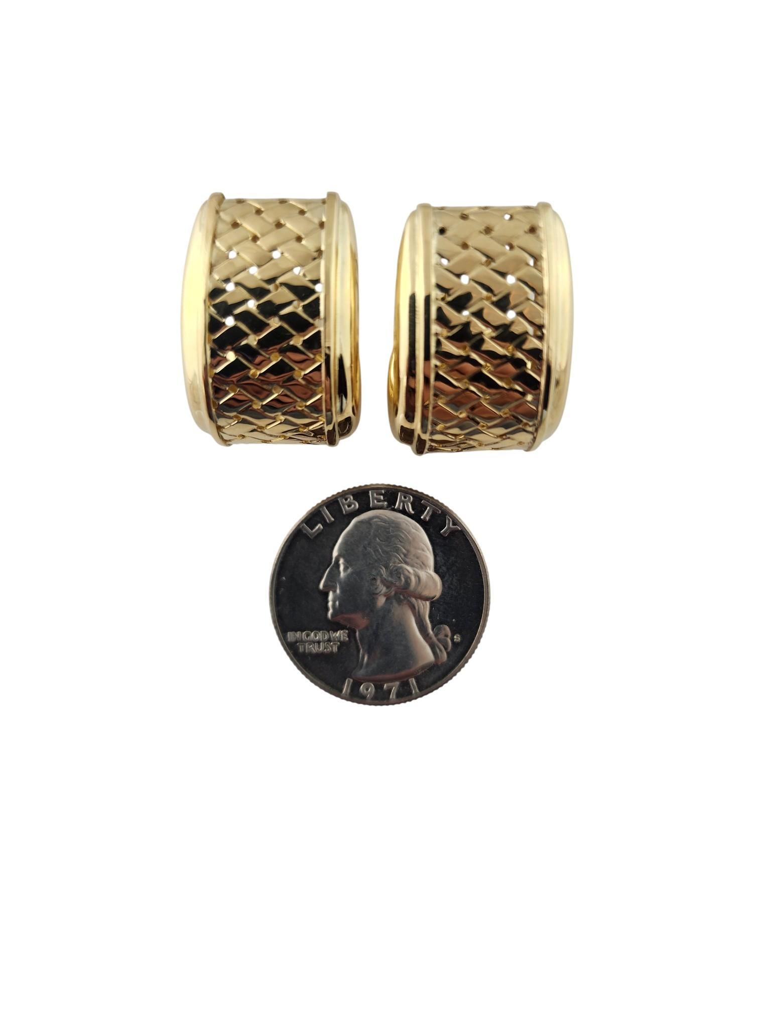 Boucles d'oreilles Huggie en or jaune 18k à large motif tissé #23208 en vente 3