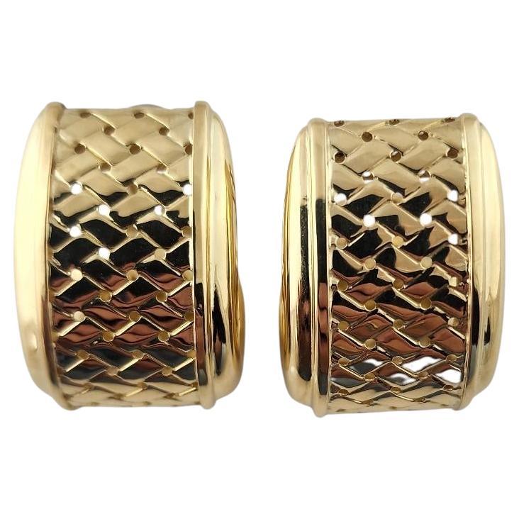 Boucles d'oreilles Huggie en or jaune 18k à large motif tissé #23208 en vente