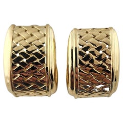 Boucles d'oreilles Huggie en or jaune 18k à large motif tissé #23208