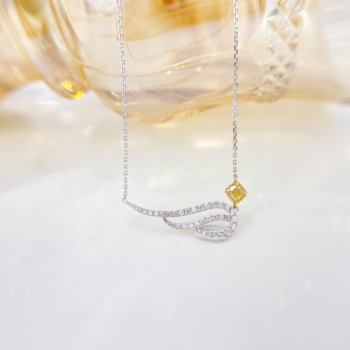 Collier à ailes en or jaune 18K avec diamants jaunes naturels

Symbole de liberté et de grâce, ce collier en forme d'aile en or jaune 18 carats est incrusté de diamants jaunes naturels. Les détails complexes et les pierres scintillantes en font une