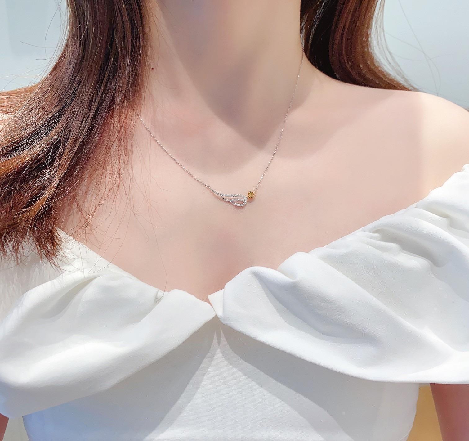 Moderne Collier à ailes en or jaune 18K avec diamants jaunes naturels en vente