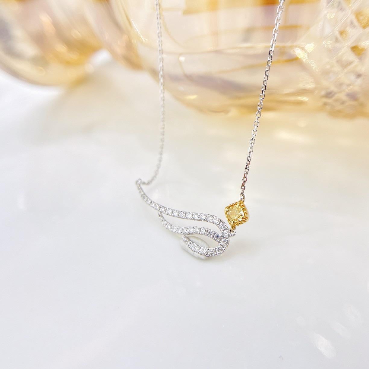 Taille brillant Collier à ailes en or jaune 18K avec diamants jaunes naturels en vente
